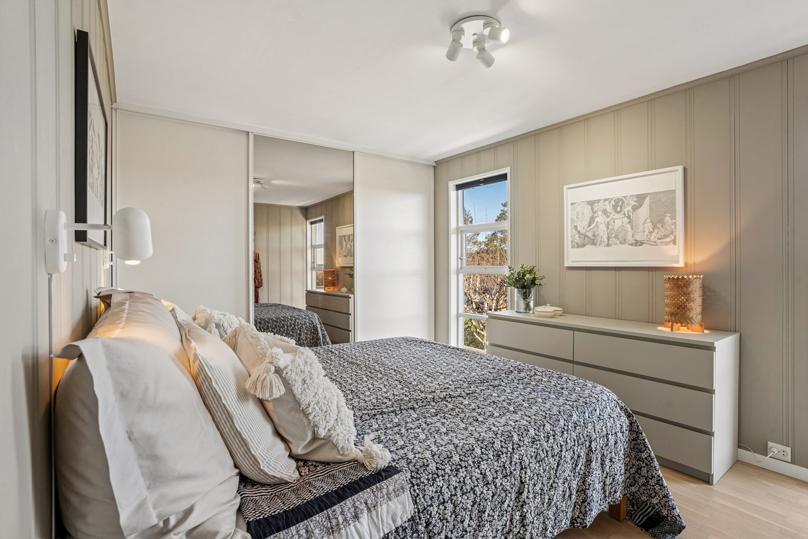 Hovedsoverom er av god størrelse med plass til dobbeltseng, nattbord og kommode. Det er også montert en stor skyvedørsgarderobe for god oppbevaringsplass Galleribilde