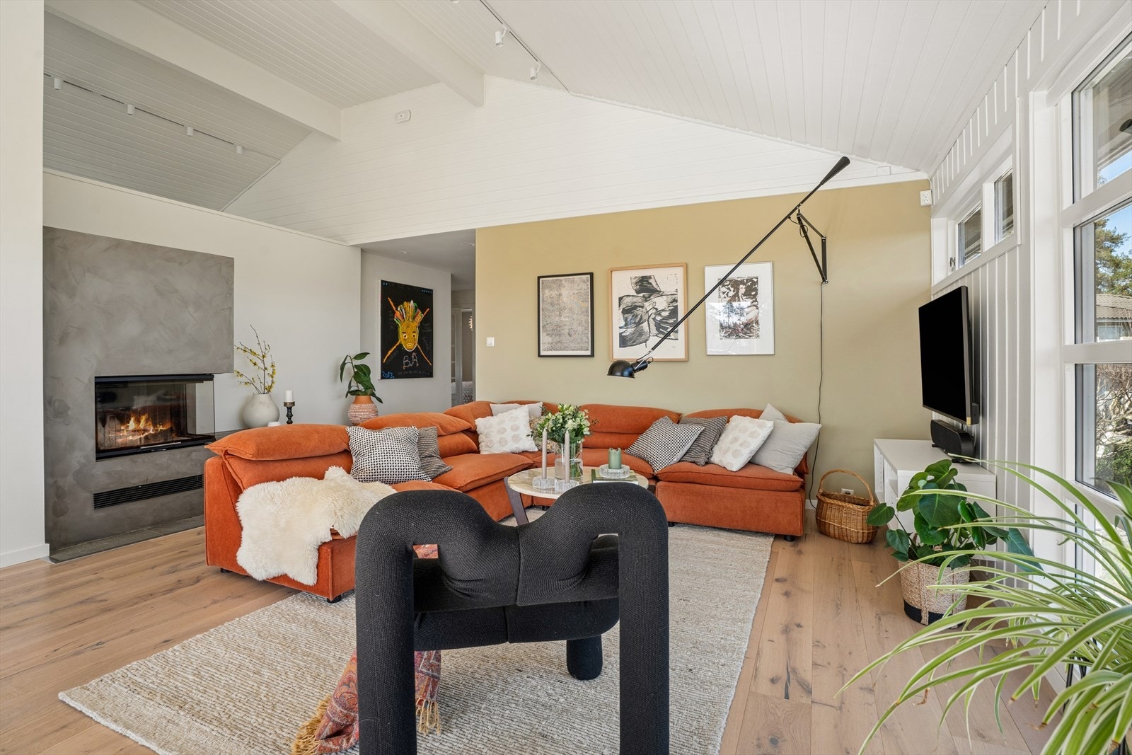 Det er god plass til en stor sofagruppe, TV og oppbevaringsmøbler. Det er også montert en flott peisinnsats som varmer godt på kalde vinterdager Galleribilde
