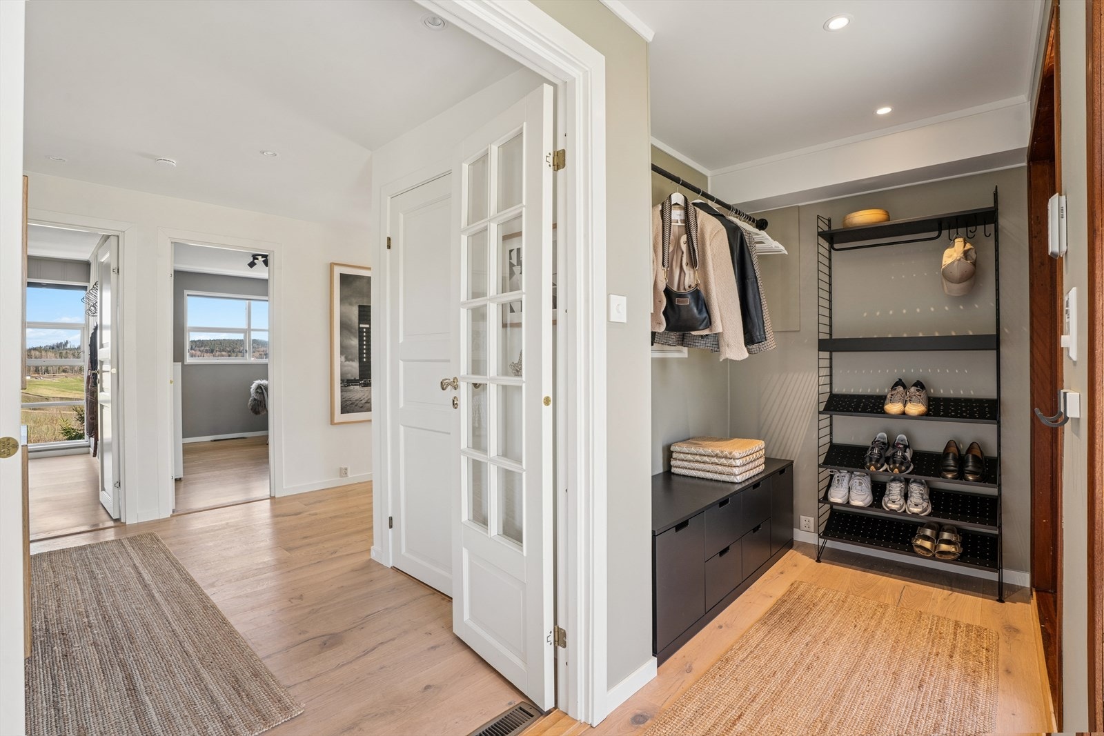Entré har god plass til yttertøy, sko og oppbevaring Galleribilde