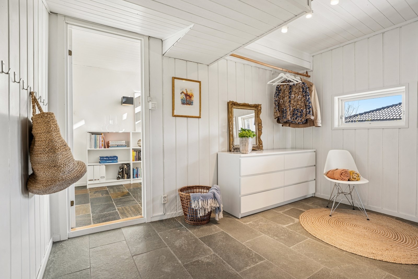 Underetasjen har også en egen entré som er av god størrelse Galleribilde
