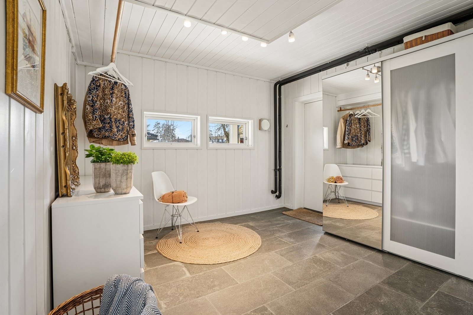 Her er det god oppbevaringsplass og rommet har varmekabler i gulvet som er praktisk for vått fottøy Galleribilde