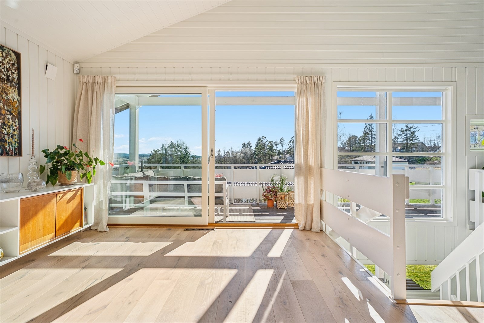 Fra stuen er det utgang til herlig sydvestvendt veranda Galleribilde