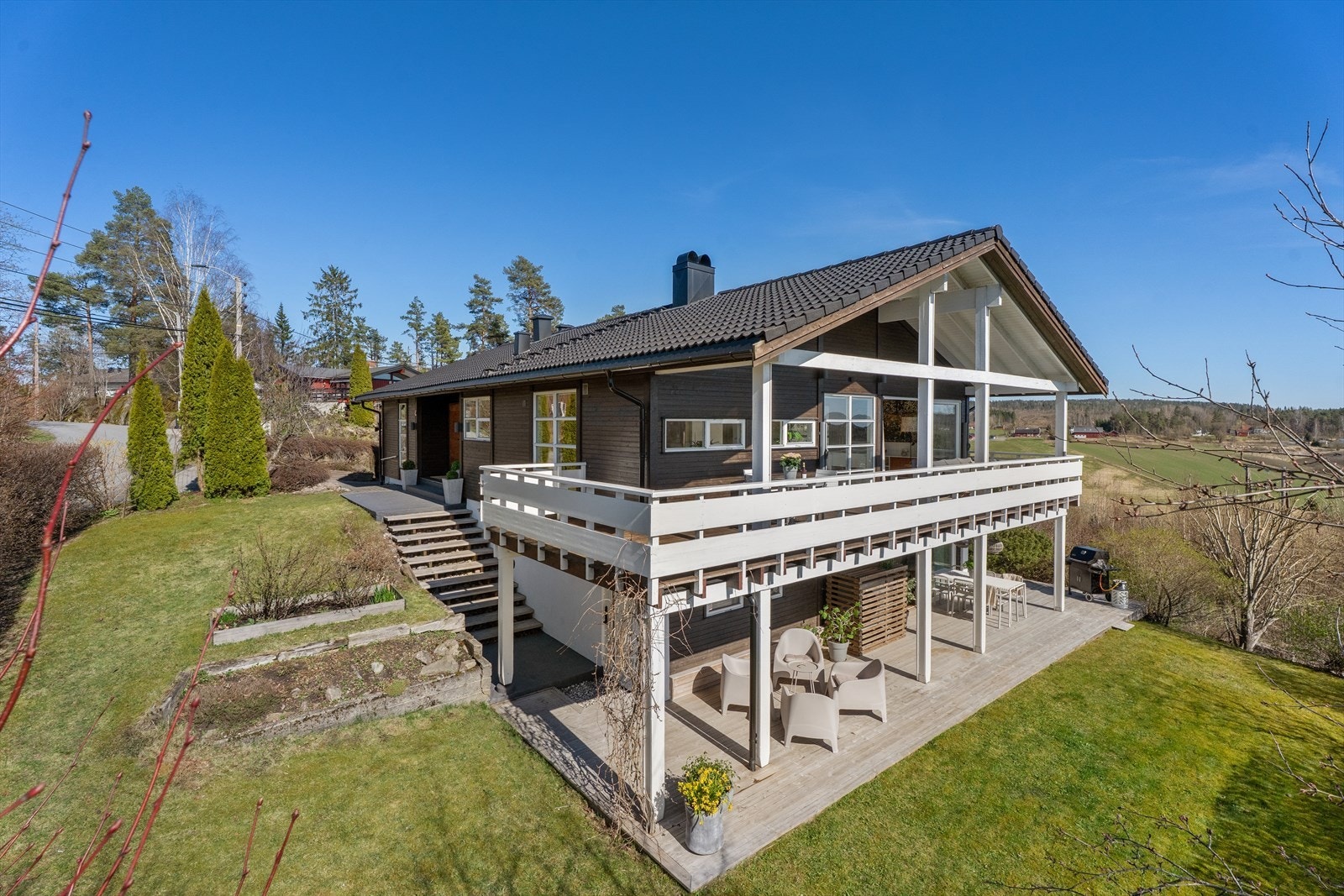 Her kan barna leke trygt og fritt i hagen! Galleribilde