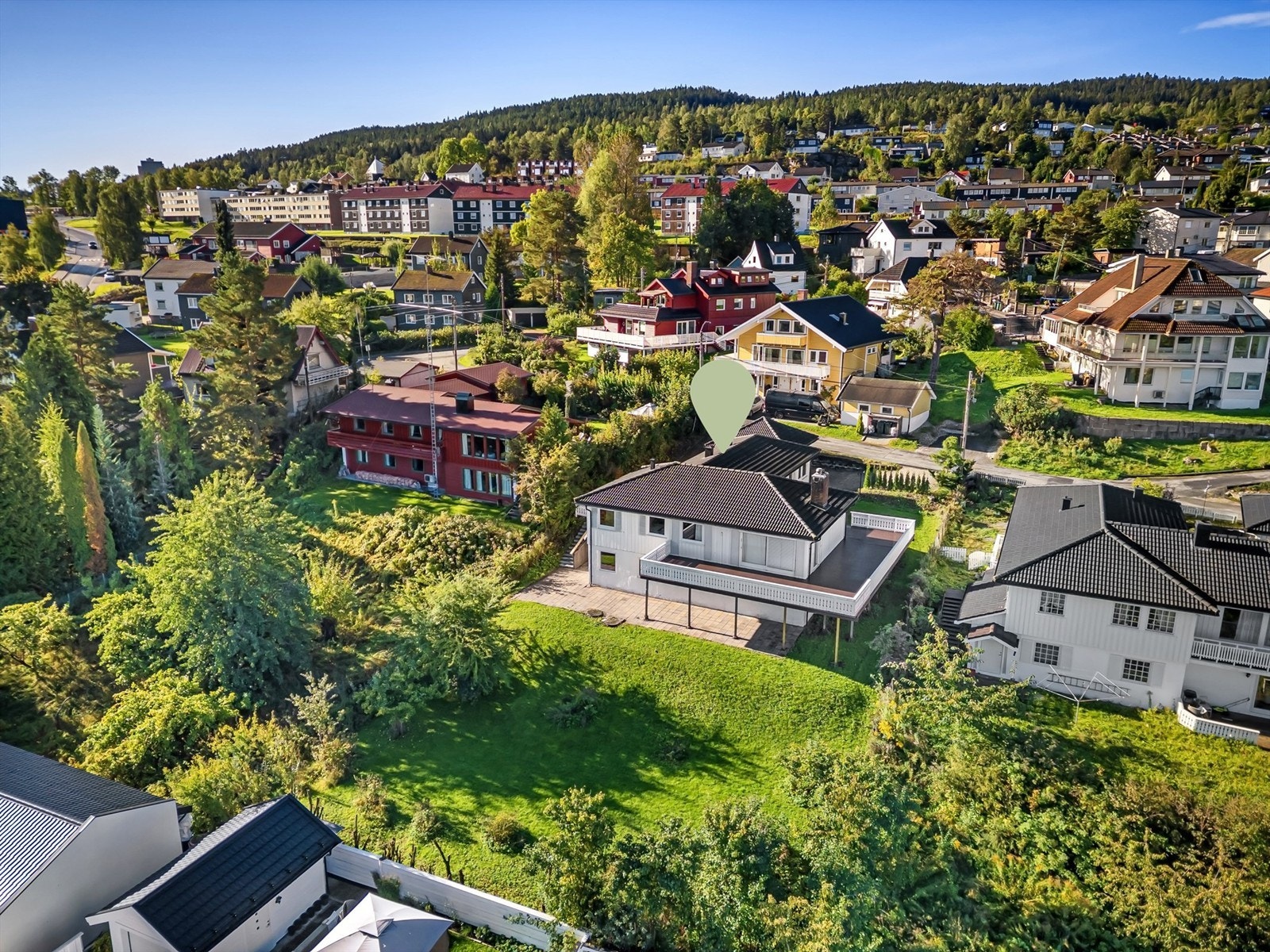 Krogsveen Drammen Austad - Innholdsrik og romslig bolig med to etasjer. Påbegynt sekundær boenhet i underetasjen.