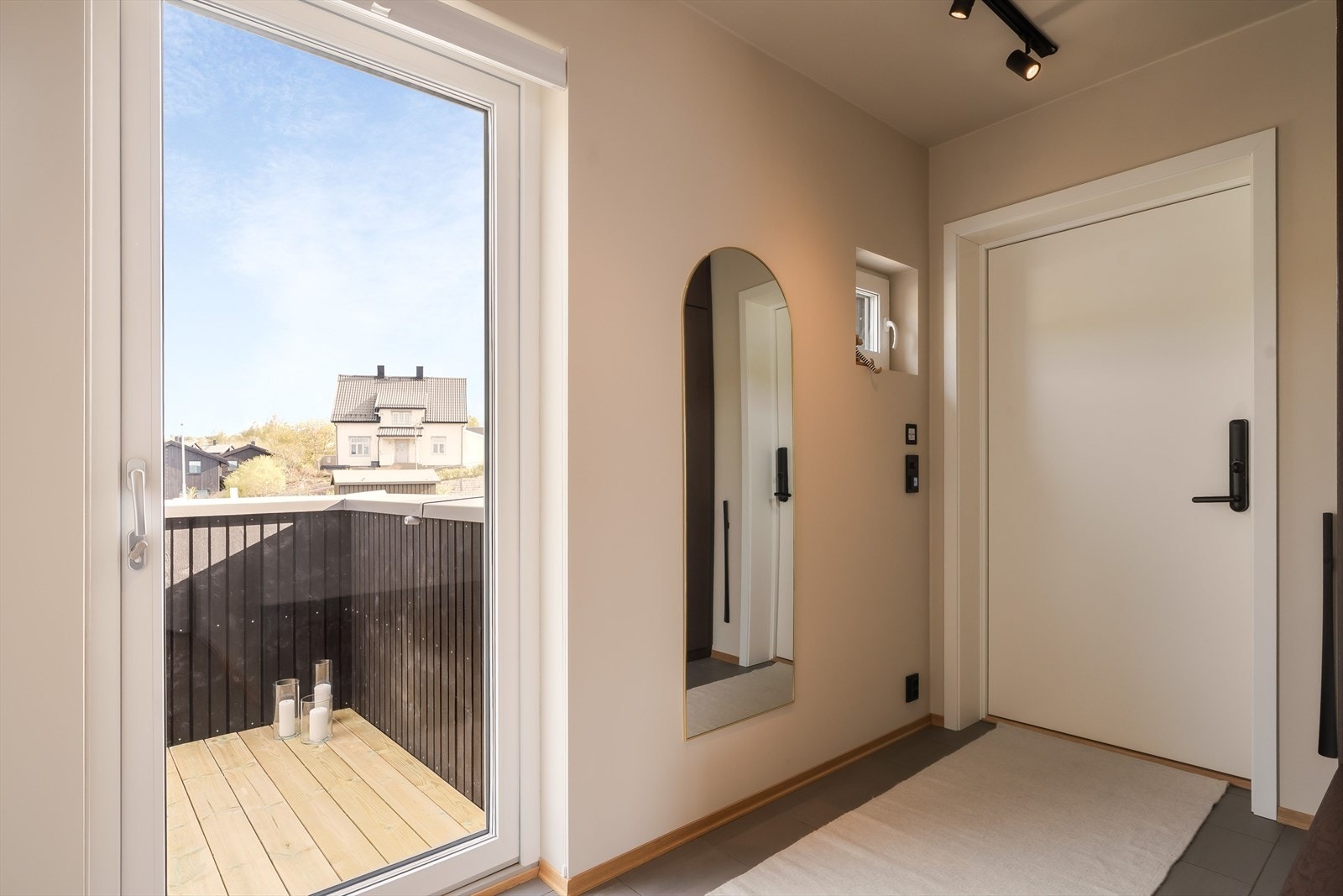 Fra entréområdet er det utgang til en hyggelig balkong på ca. 7 m². Galleribilde