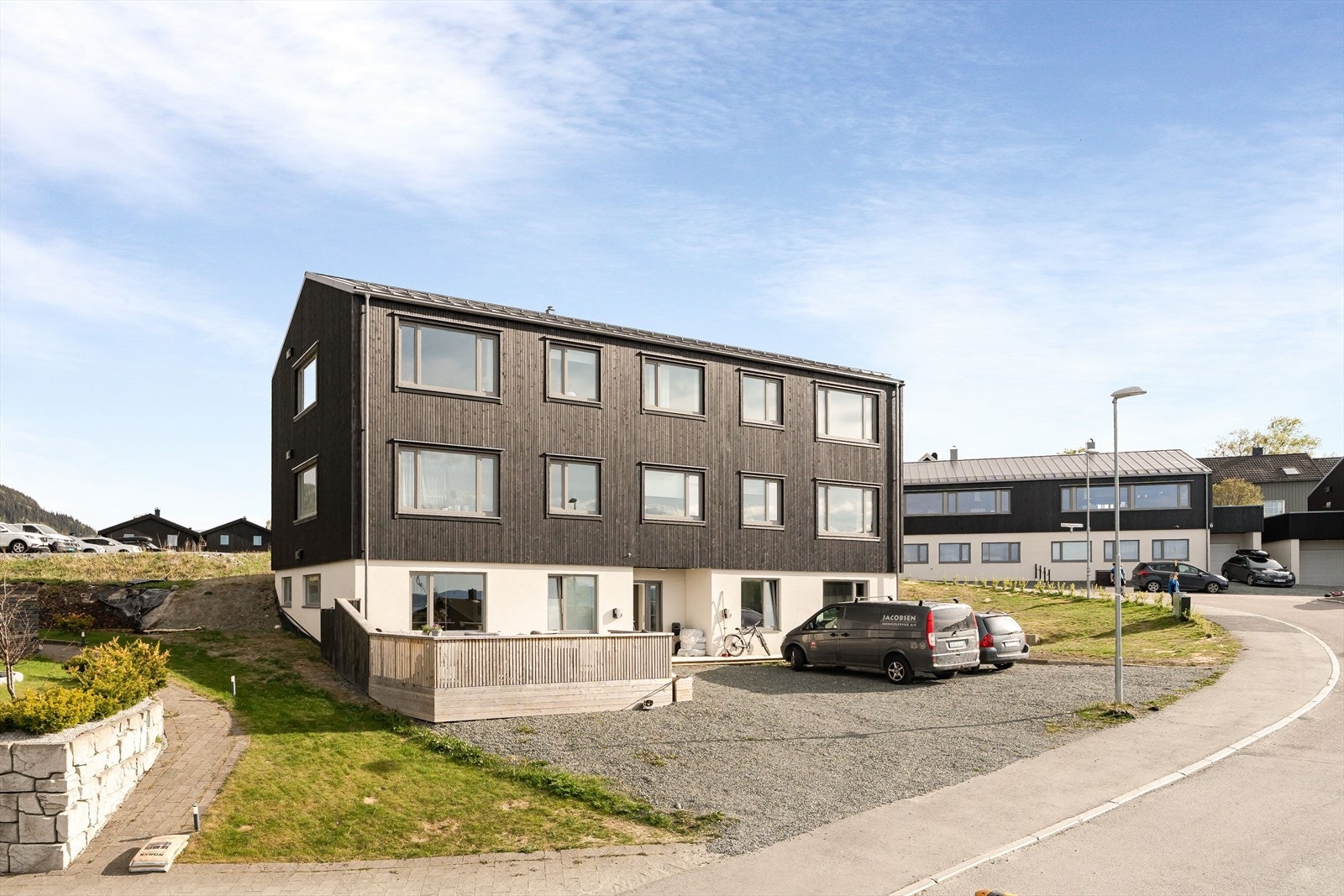 Det er kort avstand til sjøen som byr på bading, fiske og båtliv sommerstid. Fra boligen er det heller ikke langt til Bymarka som har utallige turmuligheter året rundt. Galleribilde