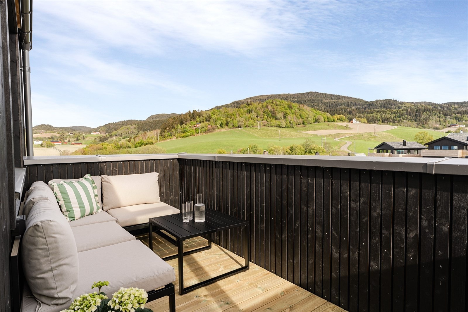 Her får man et lunt uteareal med utsyn mot grønne jorder, åssider og omkringliggende bebyggelse. Dette er en trivelig plass for morgenkaffen, ettermiddagssolen eller rolige kvelder utendørs. Galleribilde