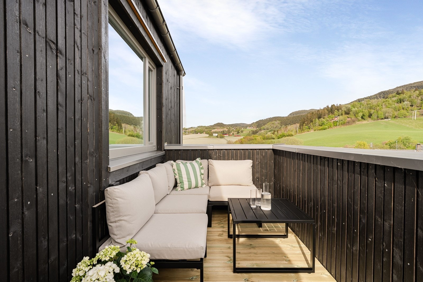 Balkongen har plass til sittegruppe og fungerer som en fin forlengelse av boligen i sommerhalvåret. Galleribilde