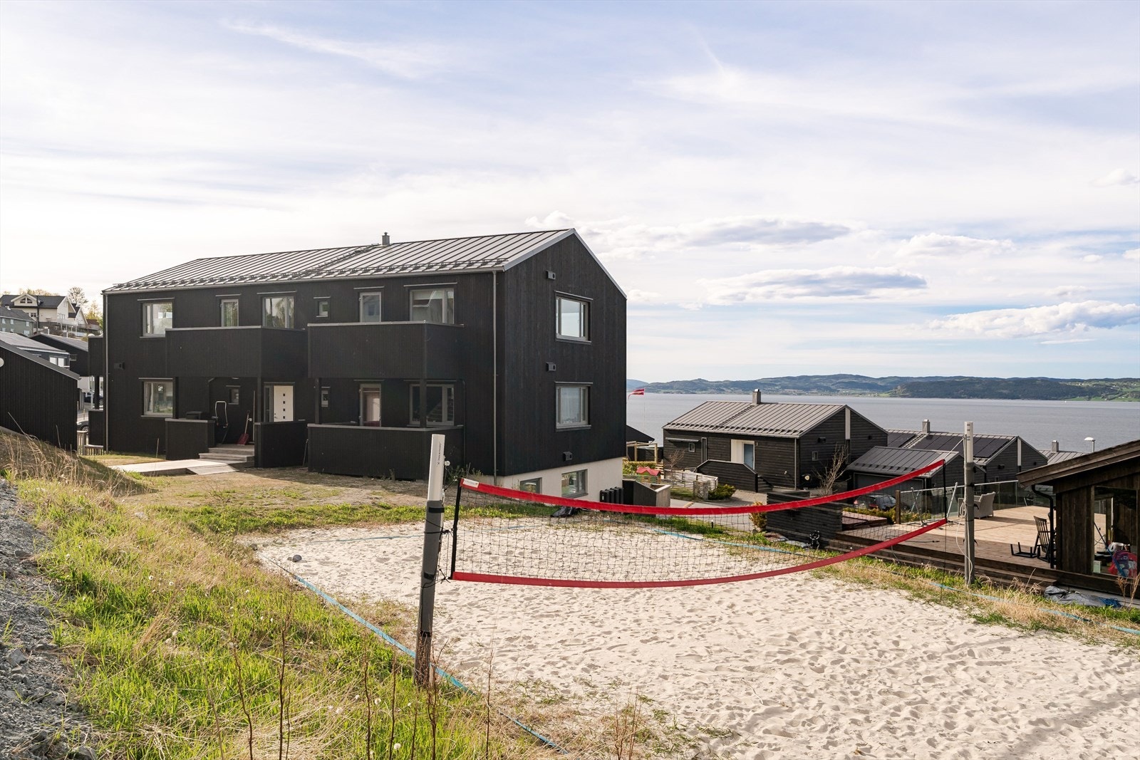 Det er opparbeidet en flott volleyballbane like ved - moro for store og små. Galleribilde