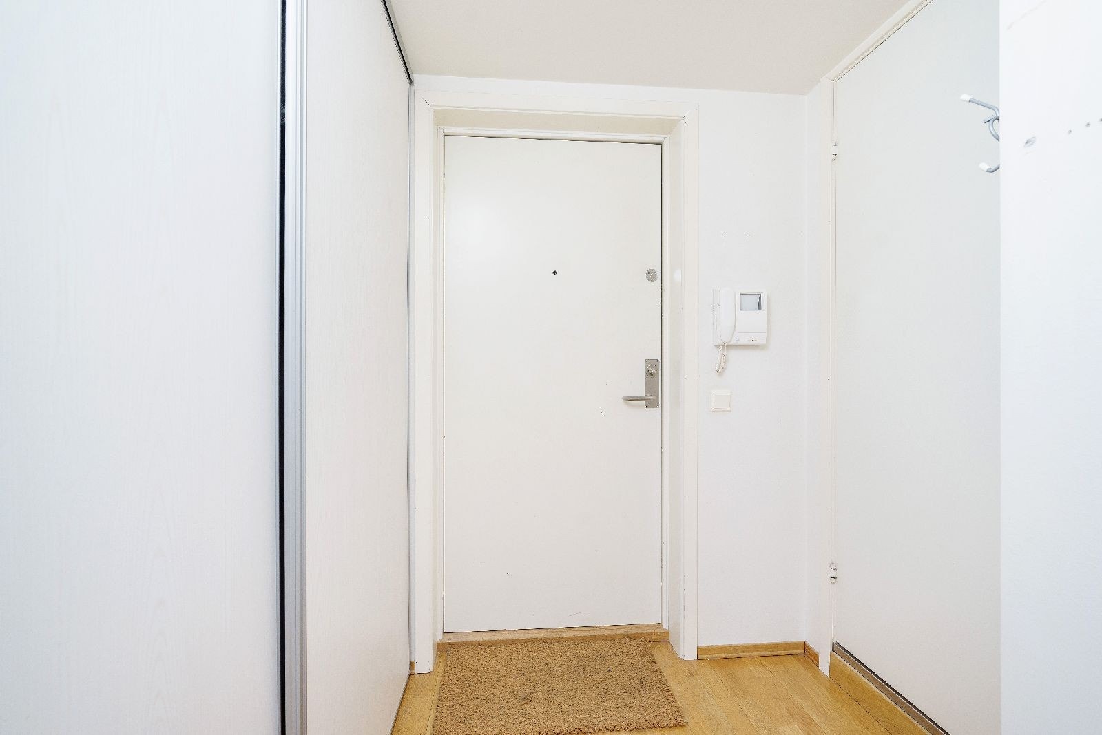 Gang med skyvedørsgarderobe Galleribilde