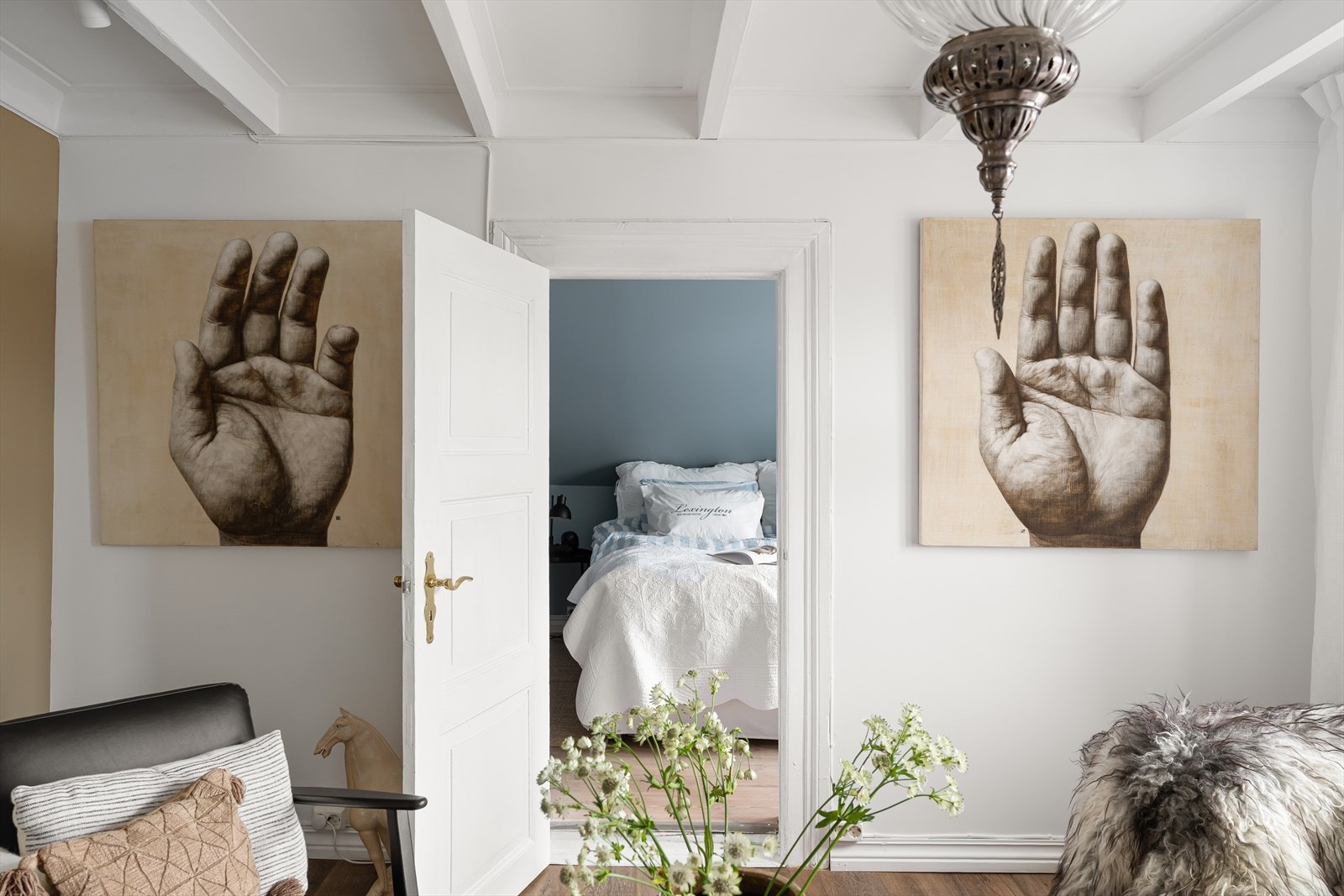 Flotte detaljer og naturlig overgang til tilstøtende soverom. Galleribilde