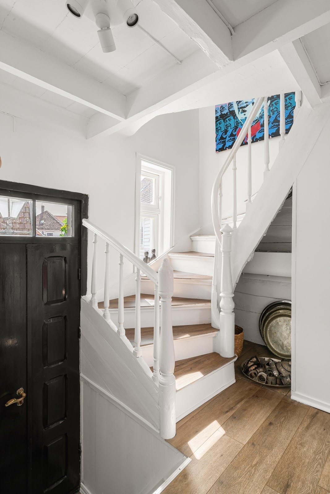 Sjarmerende trappegang med klassiske detaljer og separat toalettrom. Galleribilde