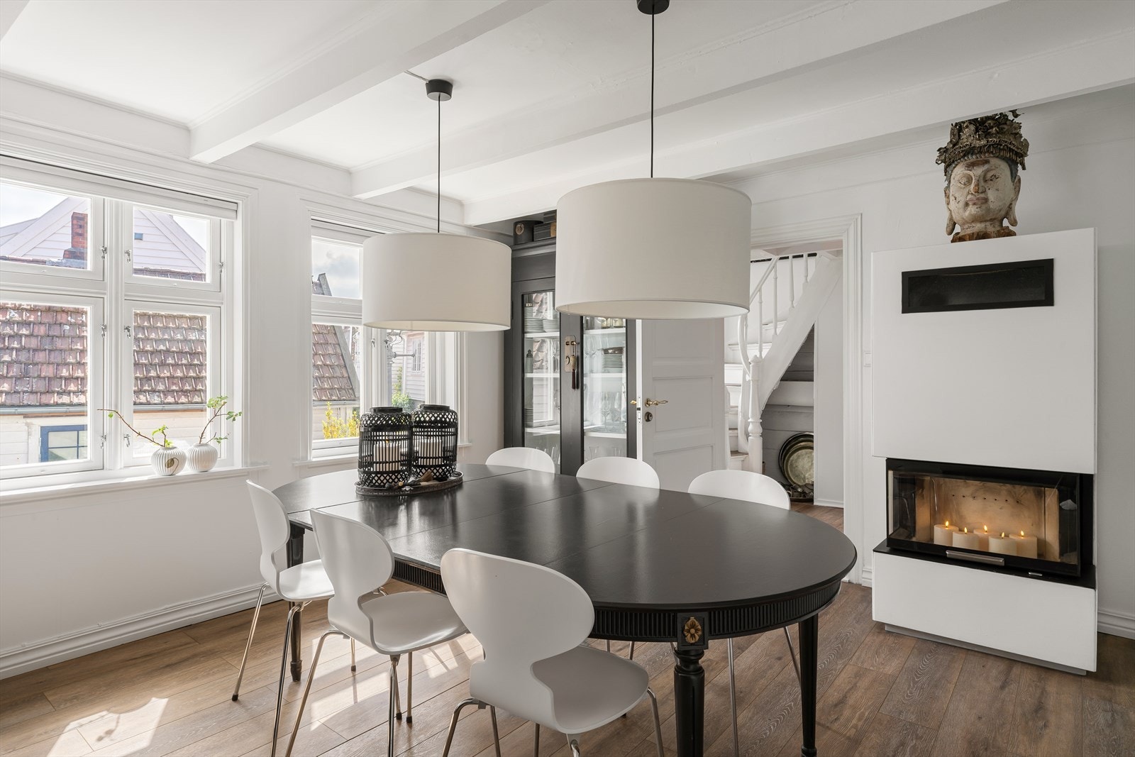 Elegant spiseplass med gjennomført uttrykk, store vindusflater og flott lysinnslipp. Galleribilde
