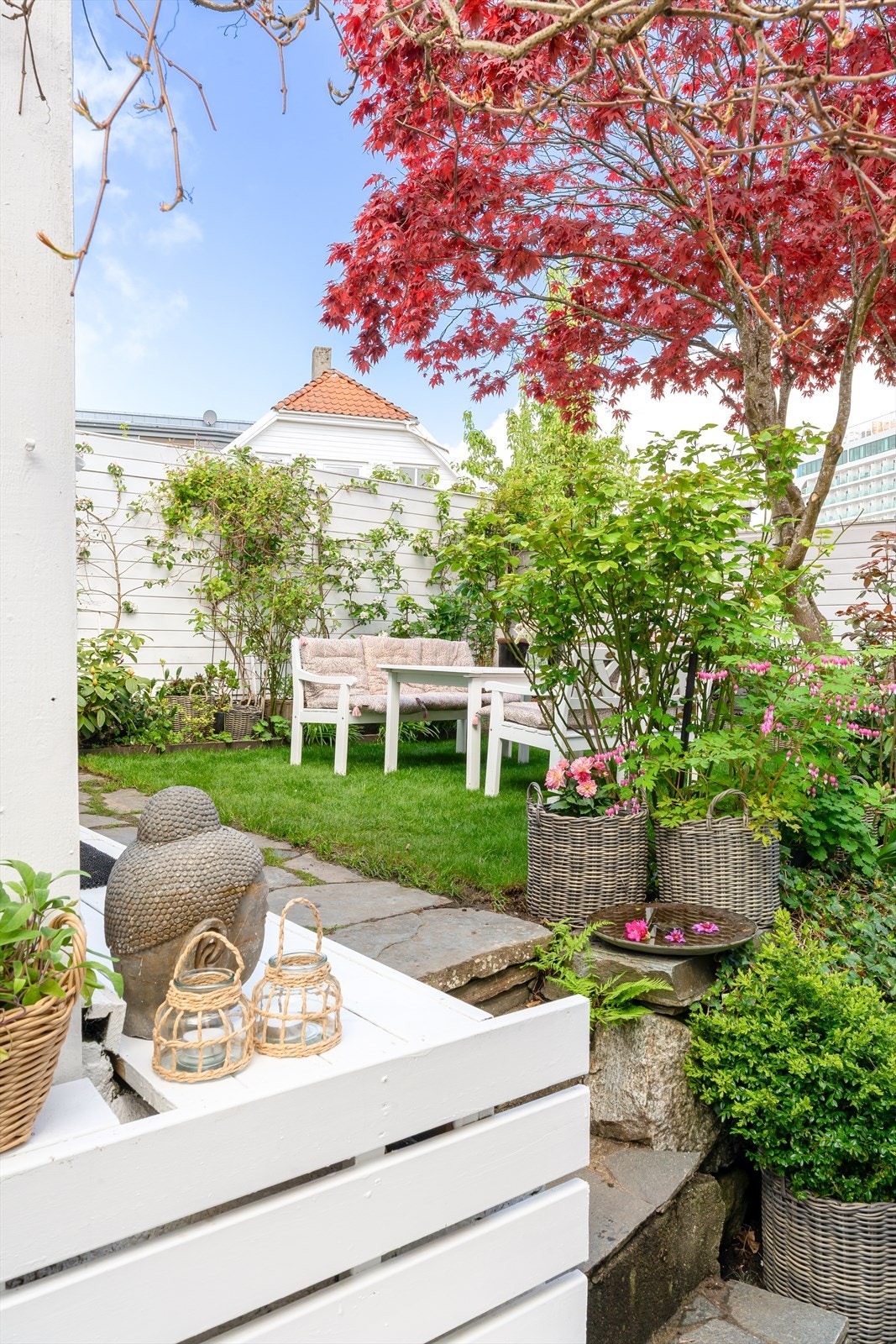 Idyllisk hage med frodige omgivelser. Galleribilde