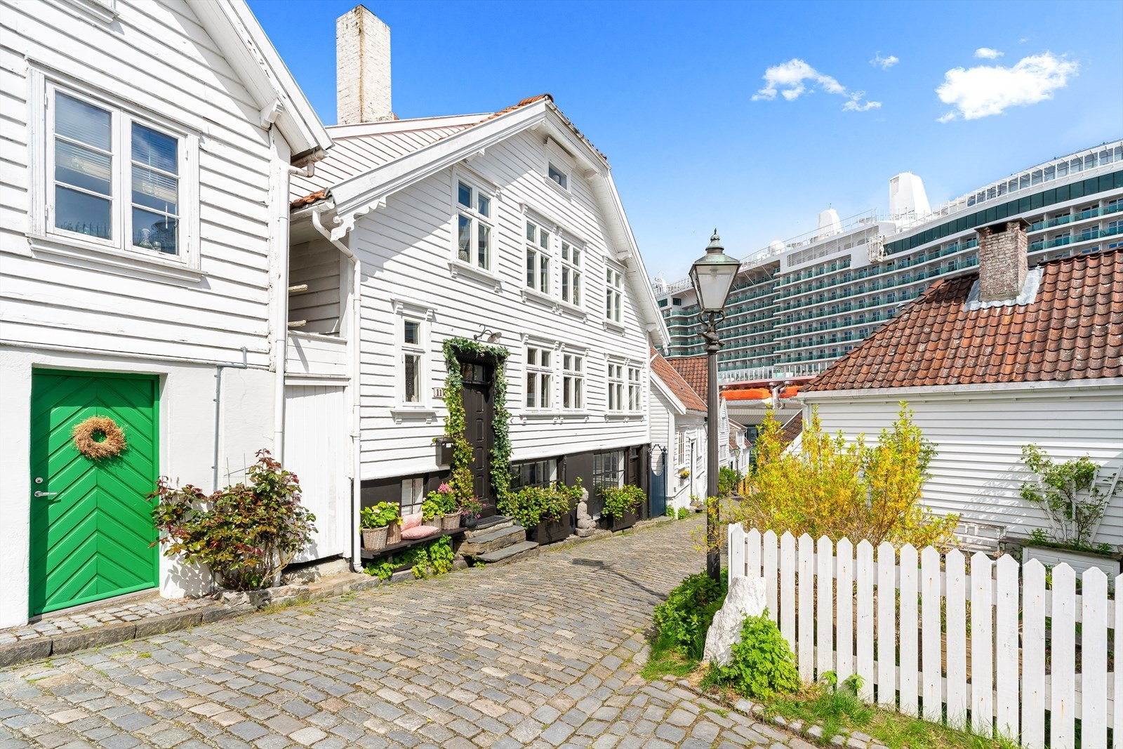 Eiendommen ligger idyllisk til i gamle Stavanger med brostein, trehusbebyggelse og en helt spesiell atmosfære midt i byen. Galleribilde