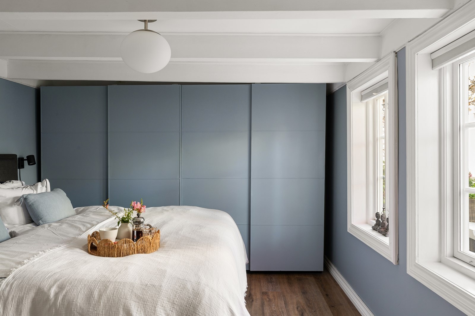 Innbydende hovedsoverom med harmoniske fargetoner. Galleribilde