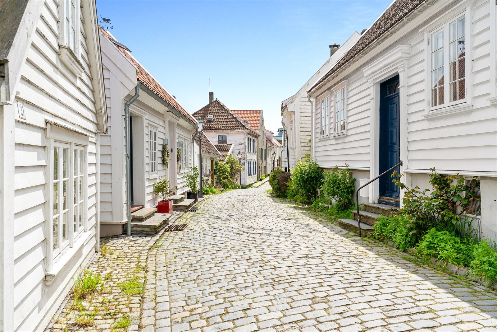 Eiendommen ligger idyllisk til i gamle Stavanger med brostein, trehusbebyggelse og en helt spesiell atmosfære midt i byen. Galleribilde