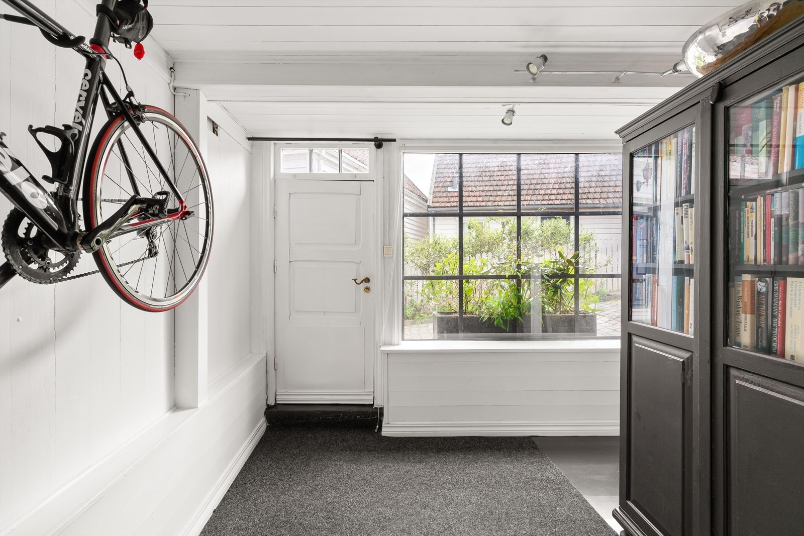Romslig kjeller med gode oppbevaringsmuligheter og egen inngang. Godkj. næringsdel i kjelleretj., men denne er ikke i bruk pr.d.d". Galleribilde