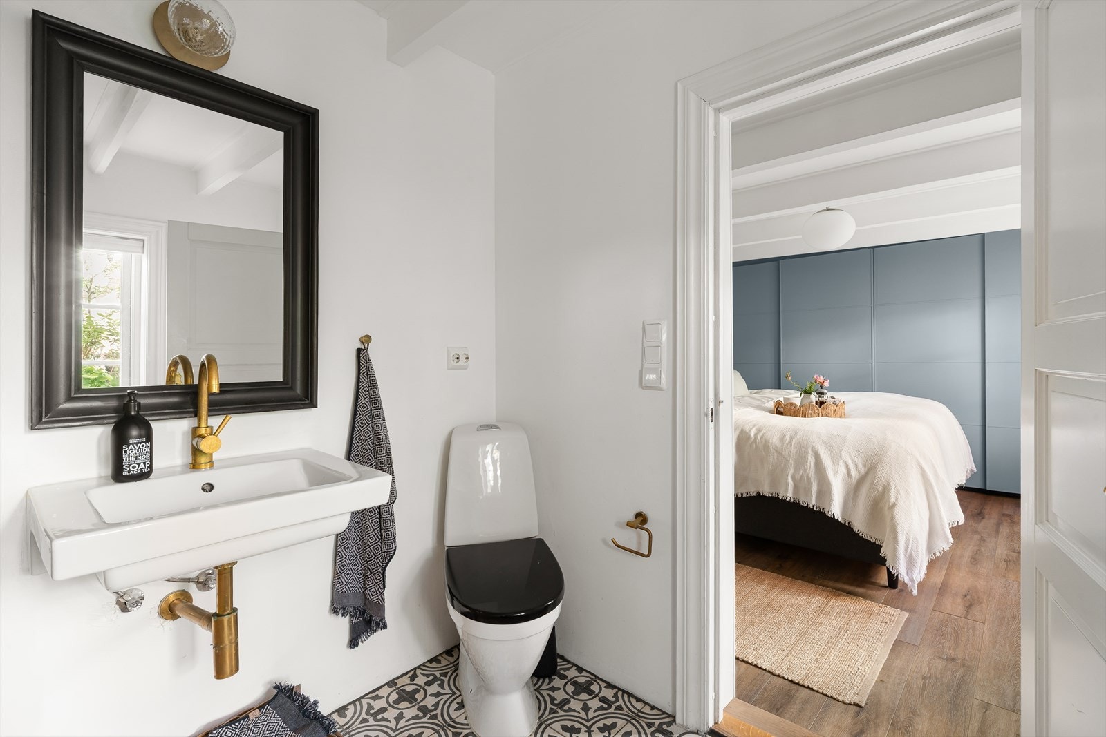 Soverommet har en praktisk tilknytning til badet. Galleribilde