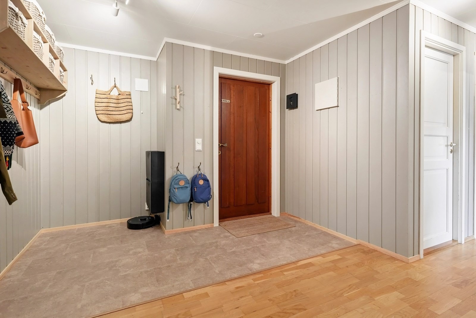 Velkommen inn til en romslig entré med god plass til å henge fra seg yttertøy. Her er det mulighet for å lage stor garderobeløsning. Galleribilde