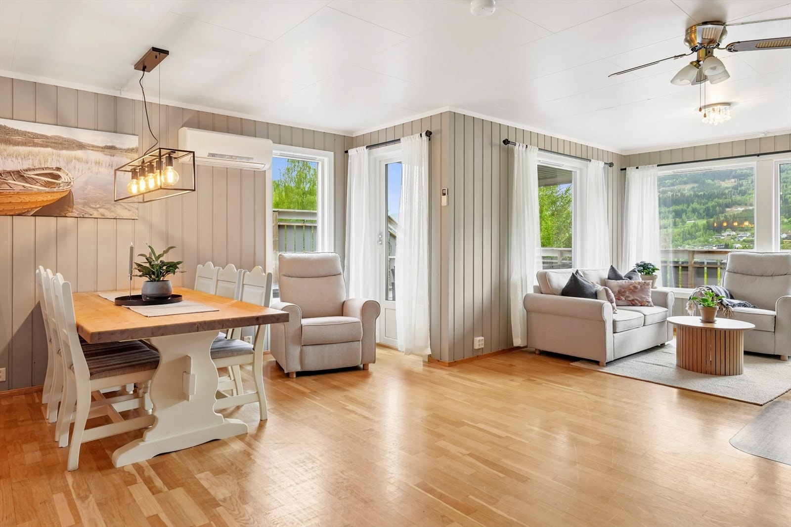 Stuen har plass til både sofagruppe og spisebord, med utgang til verandaen via ny terrassedør fra 2024. Galleribilde