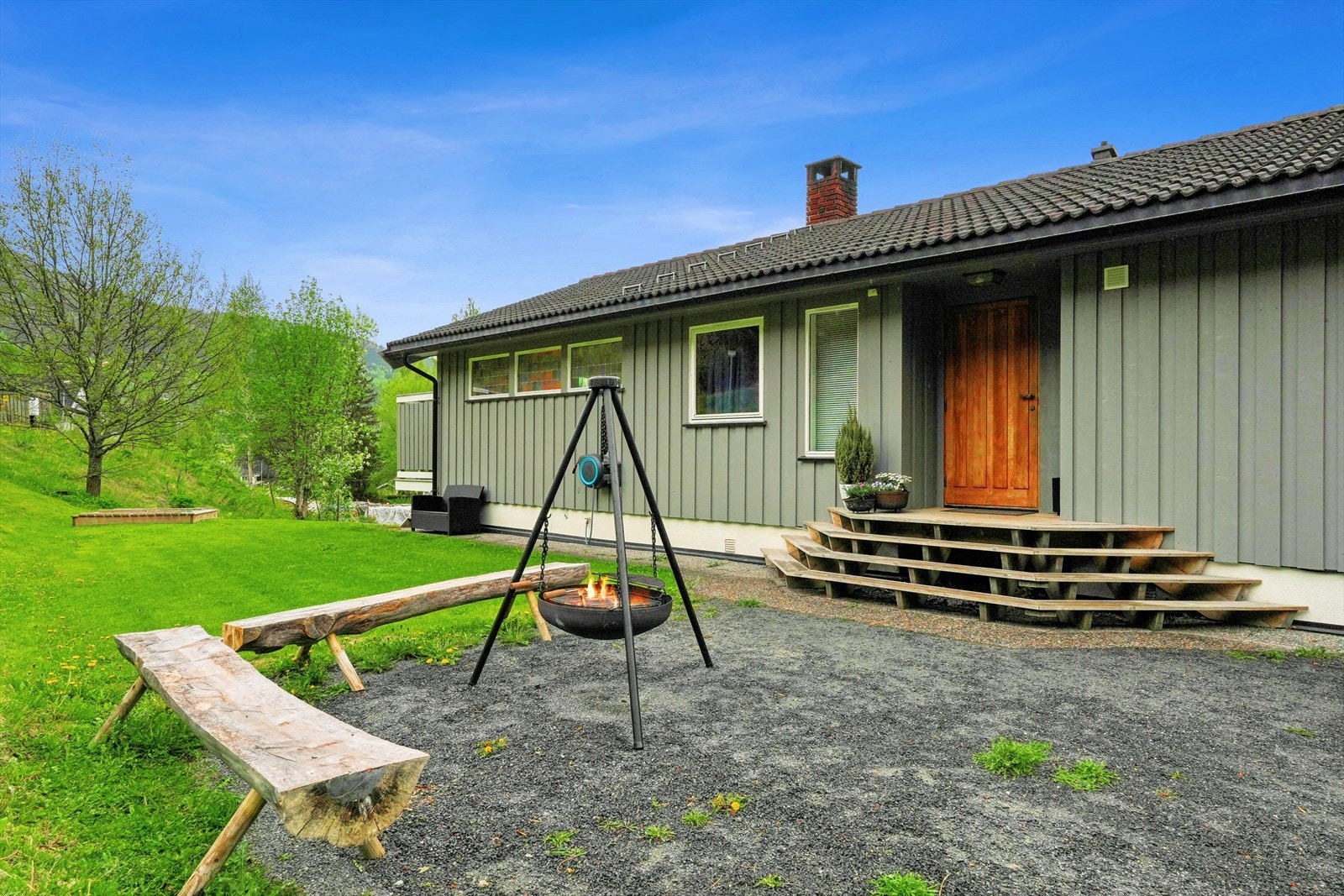 Velkommen til denne eneboligen i Sør-Aurdal. Det er hagedel på begge på oppsiden og nedsiden av eneboligen. Galleribilde