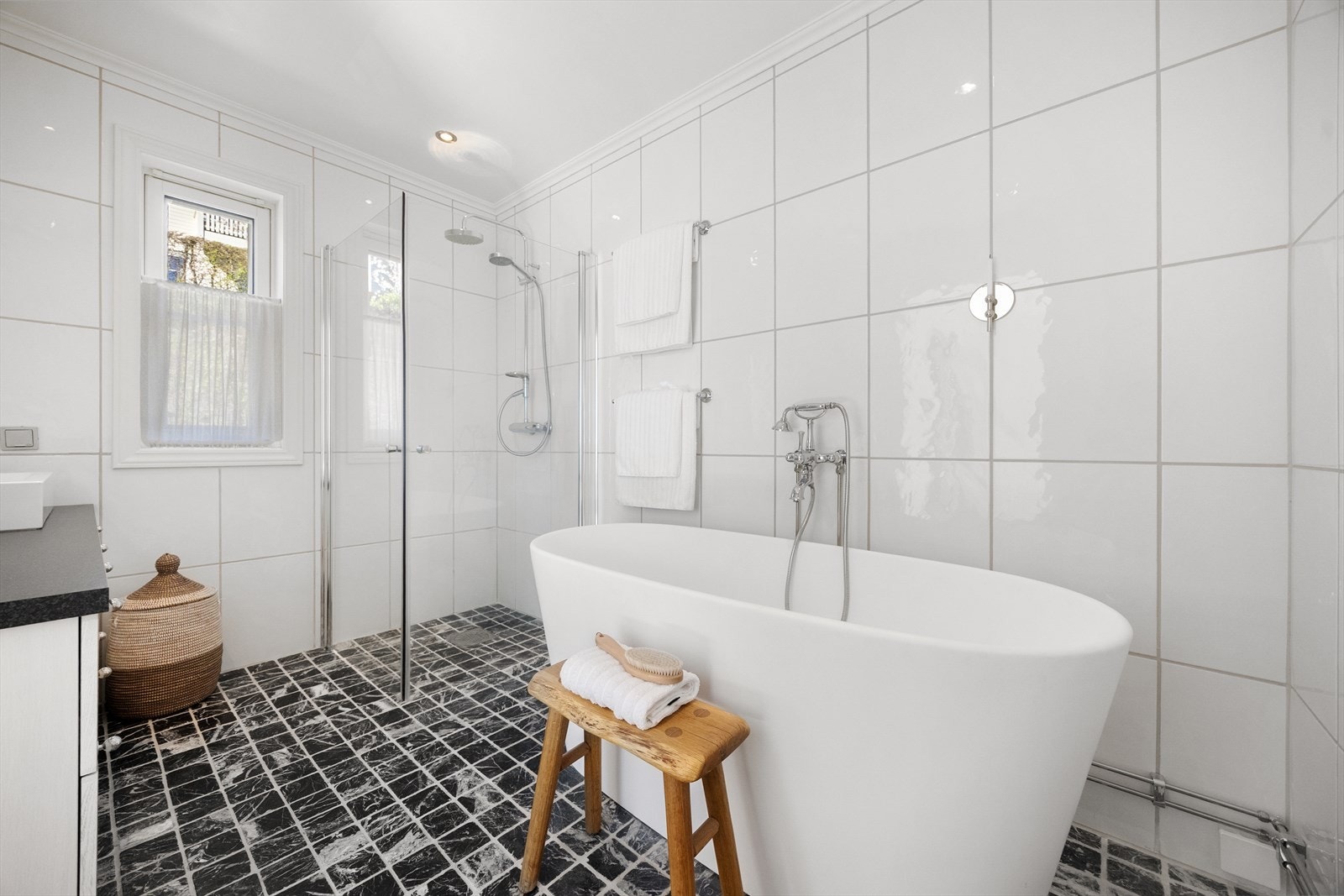 Badet er også innredet med frittstående badekar med en myk, organisk form, toalett og plassbygget dusjsone. Galleribilde