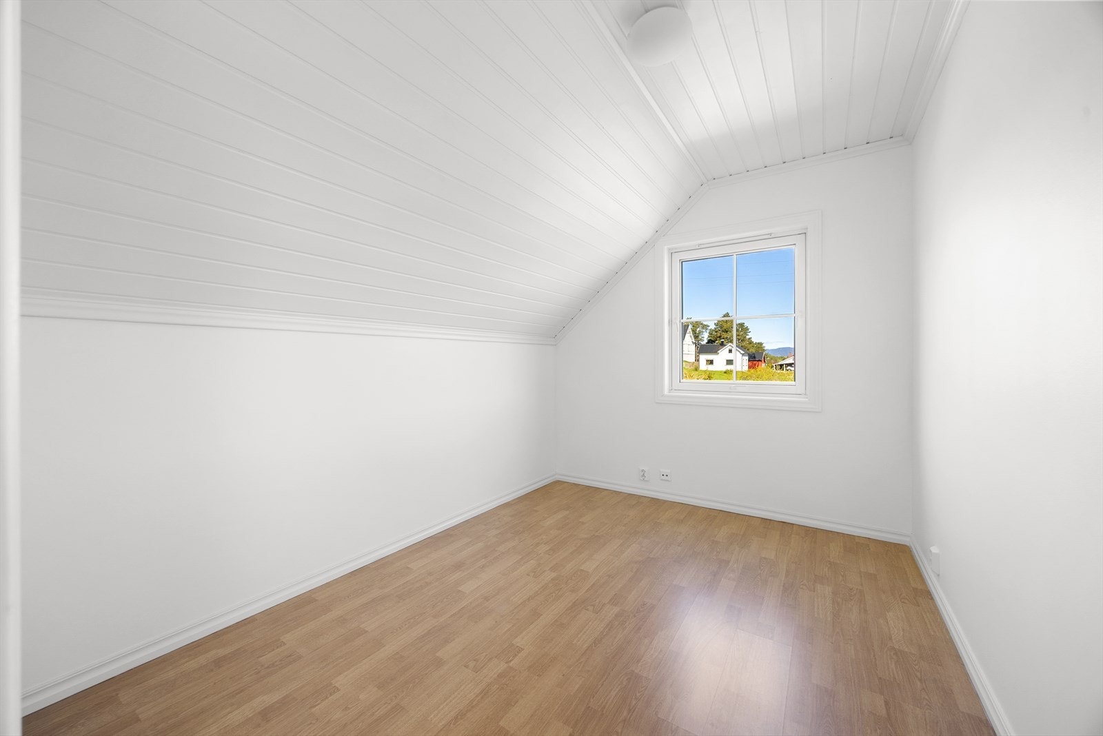 Alle soverommene har vinduer med 2-lags isolerglass fra byggeåret. Galleribilde