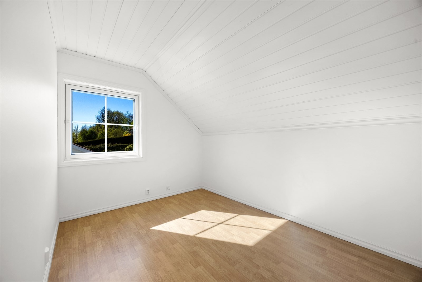 Soverom med plass til seng og oppbevaring under skråtaket. Galleribilde