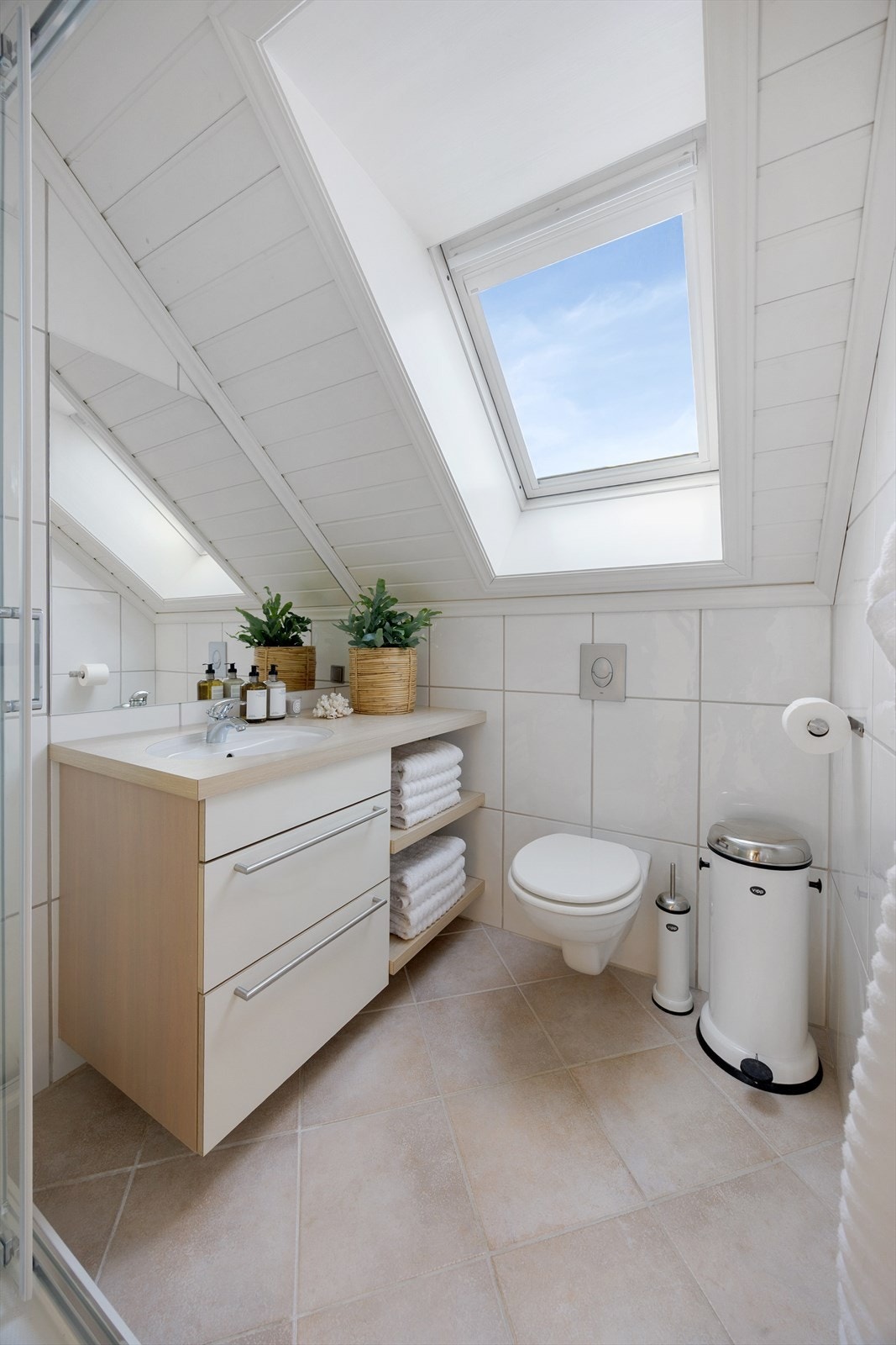 Badet på loftet er helfliset og har vegghengt toalett og baderomsinnredning med nedfelt servant. Galleribilde
