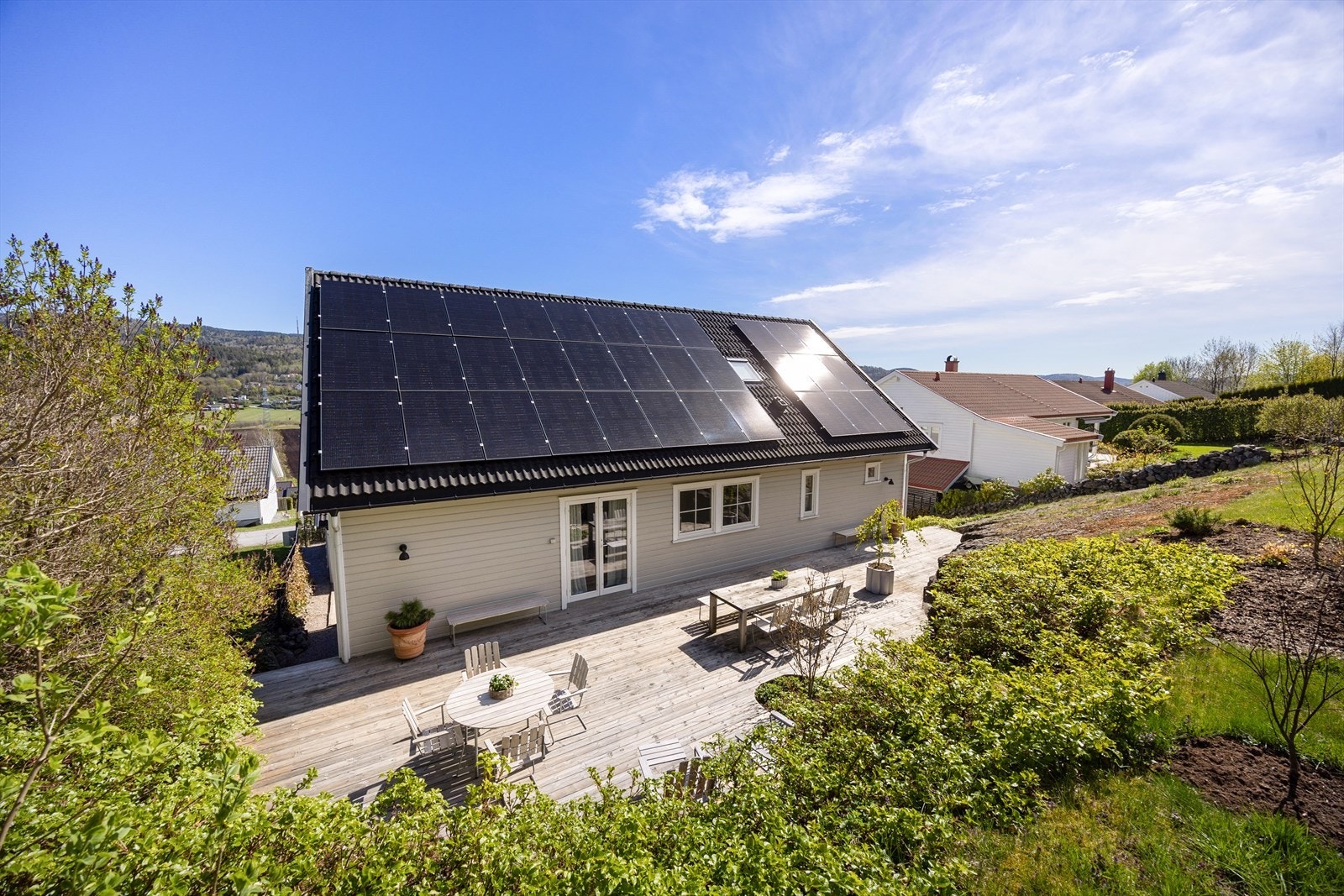 Taket er tekket med takstein, og solcelleanlegget ble installert av Bravida Norge AS i 2023. Galleribilde