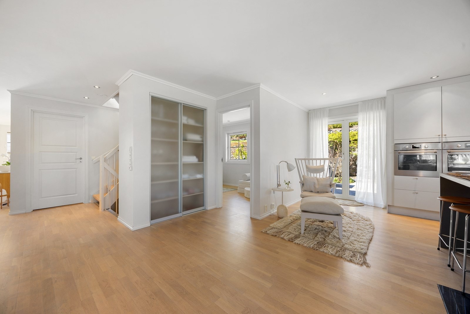 Fra kjøkkenet er det utgang til en stor terrasse på 42 m². Galleribilde