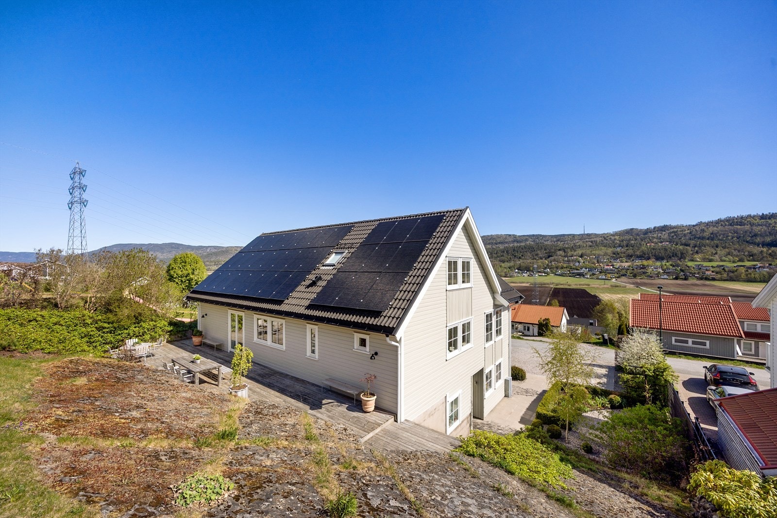Solcelleanlegget har en installert effekt på ca. 13,7 kWp og bidrar til lavere strømkostnader. Galleribilde