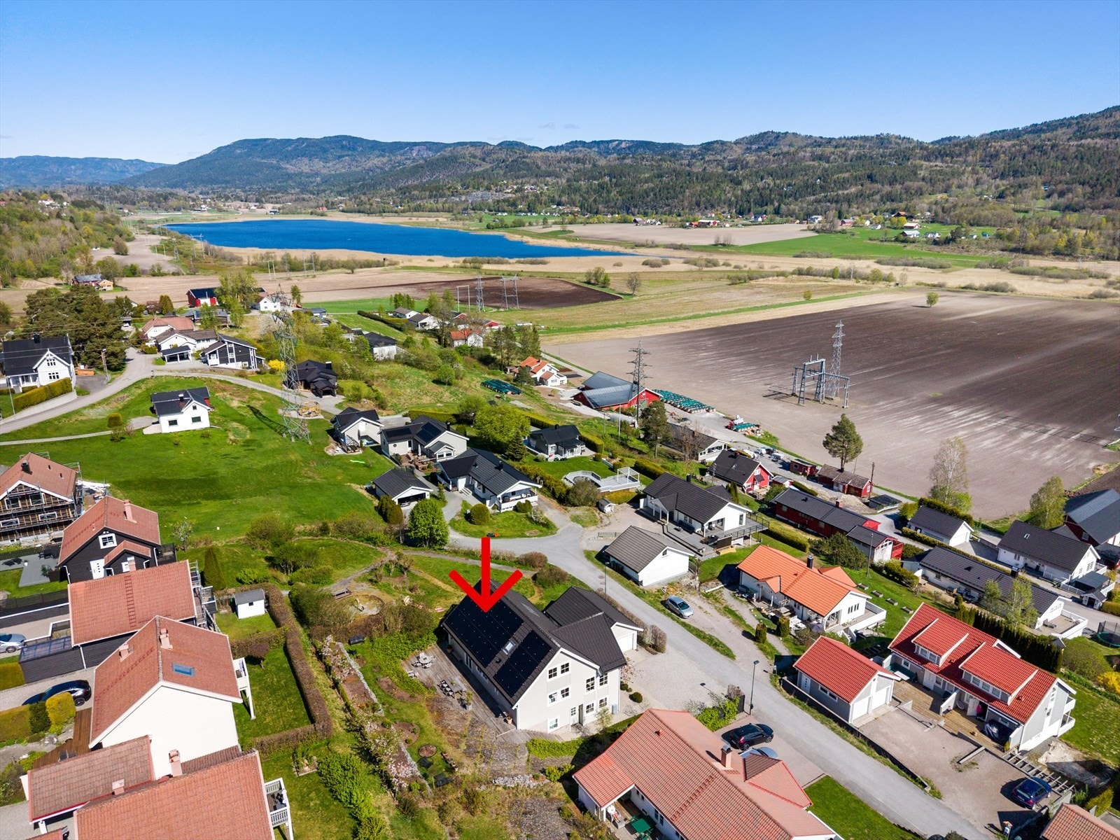 Fra eiendommen er det utsikt mot Børsesjø, kjent for sitt rike fugleliv. Galleribilde