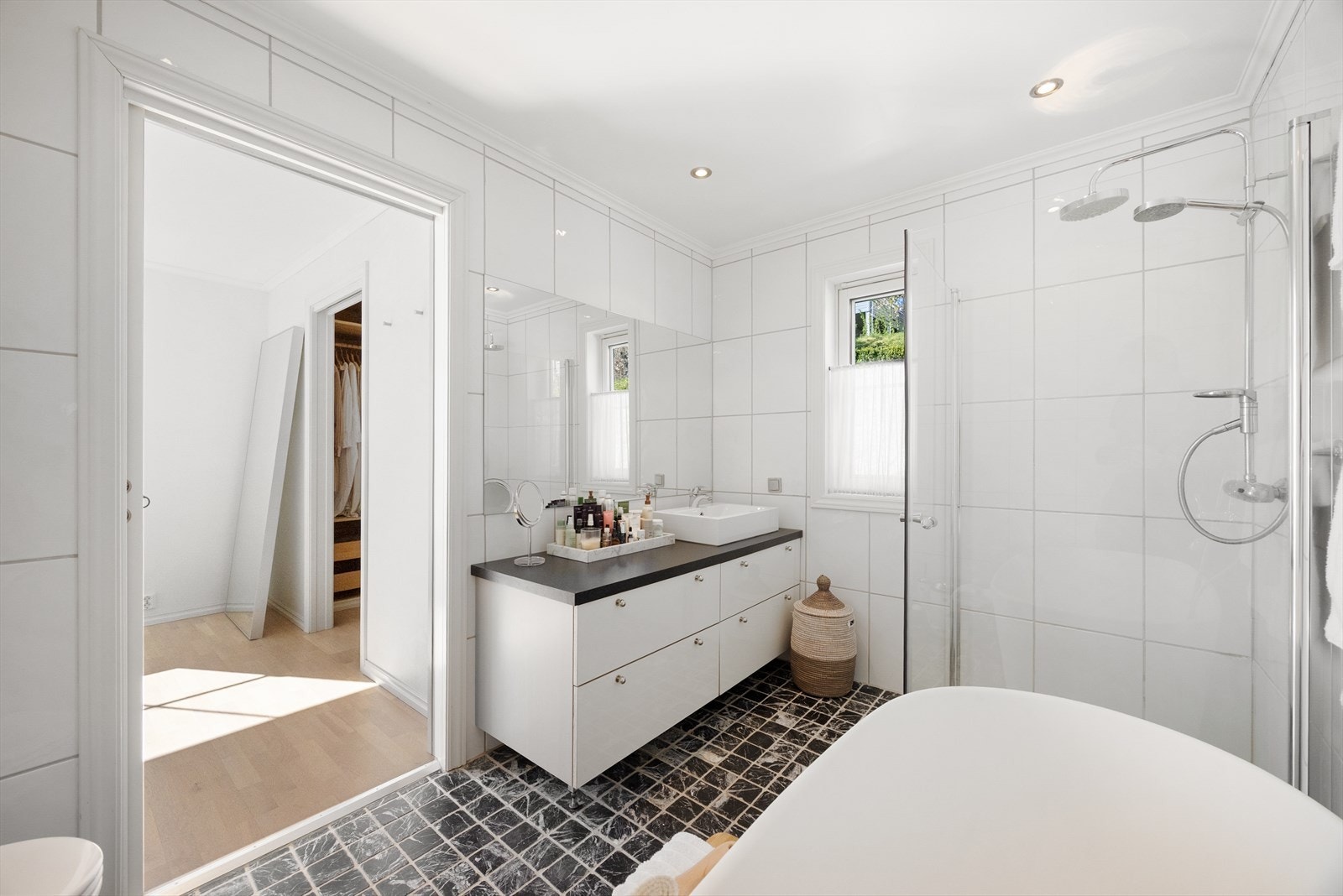 Badet er innredet med baderomsinnredning med nedfelt servant og speil. Galleribilde