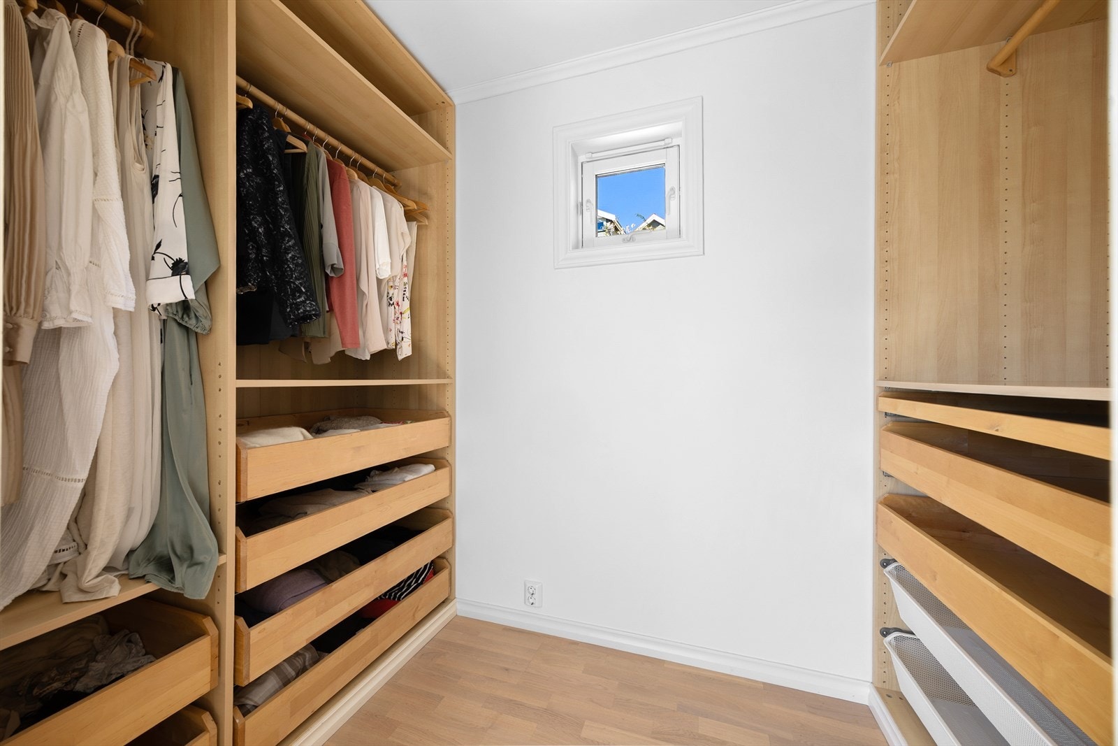 I tilknytning til soverommet er det en praktisk garderobe med god lagringsplass. Galleribilde