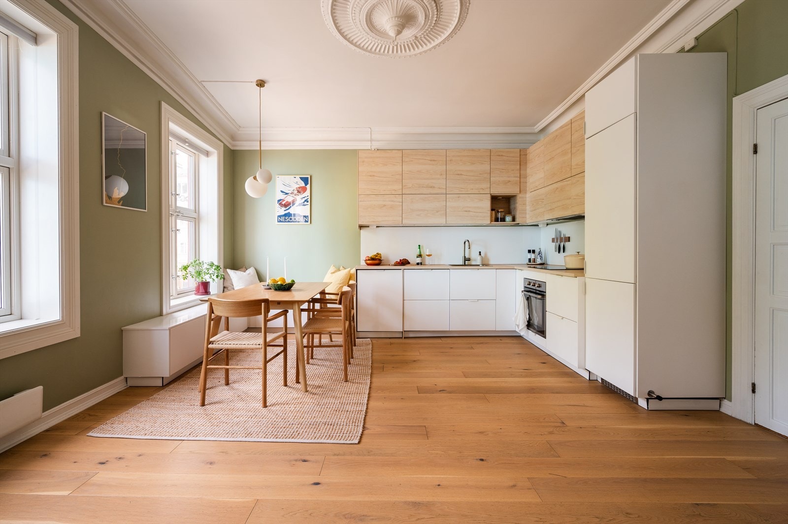 Her får man et stort kjøkken med god plass til spisebord - perfekt for hyggelige middager og sosiale sammenkomster. Galleribilde