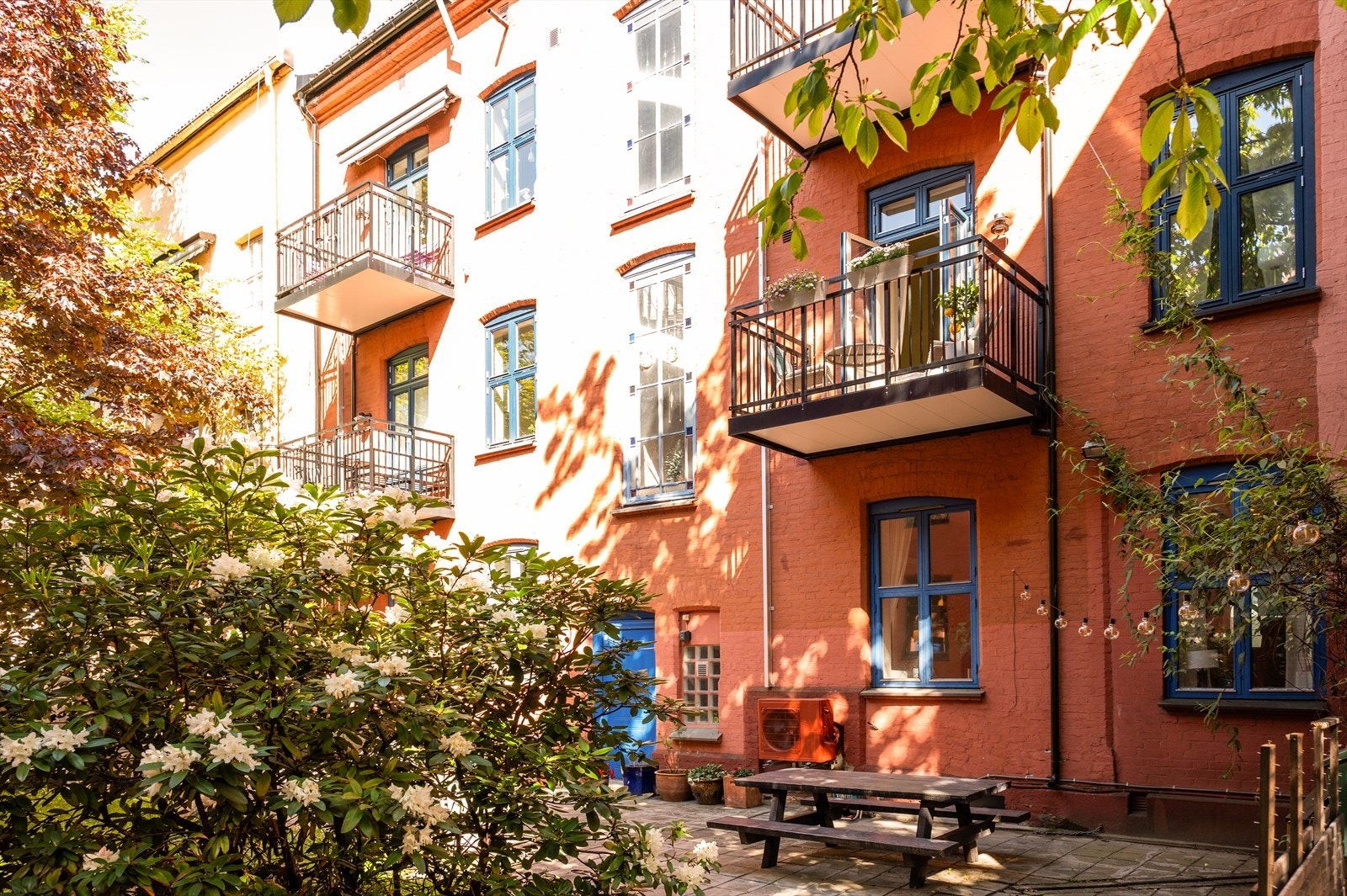 Felles gårdsrom er pent opparbeidet med gressplen, beplantning og sittegrupper. Galleribilde