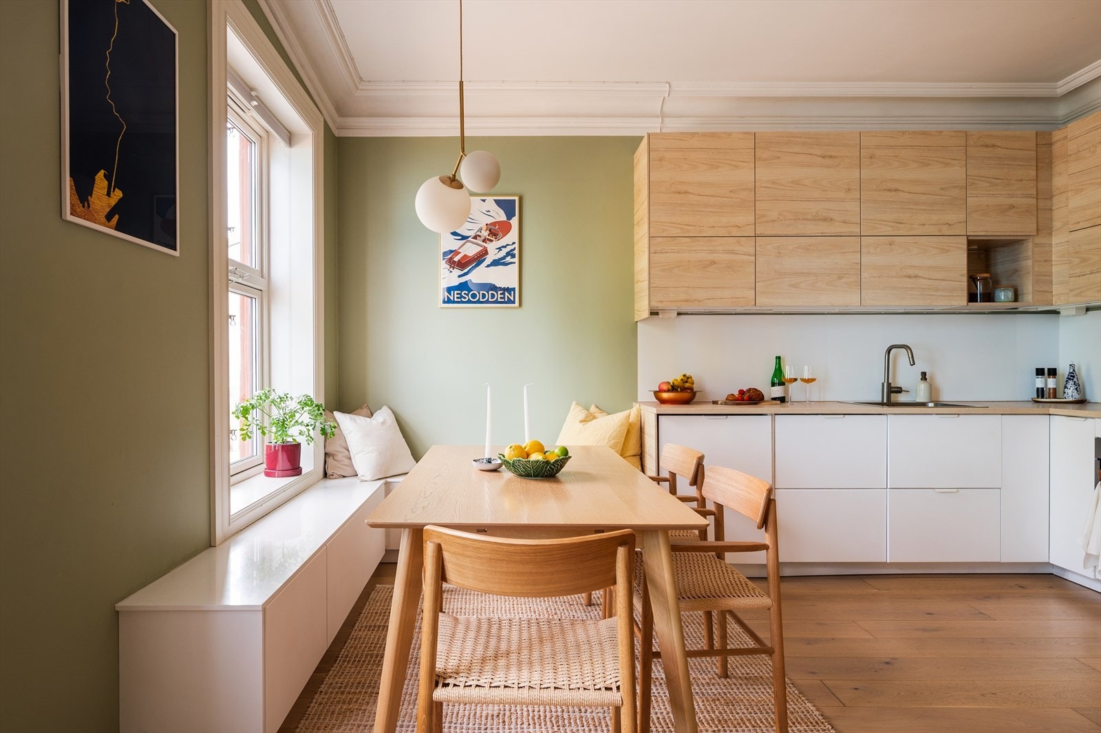Det er bygget en praktisk sittebenk med oppbevaring under. Galleribilde