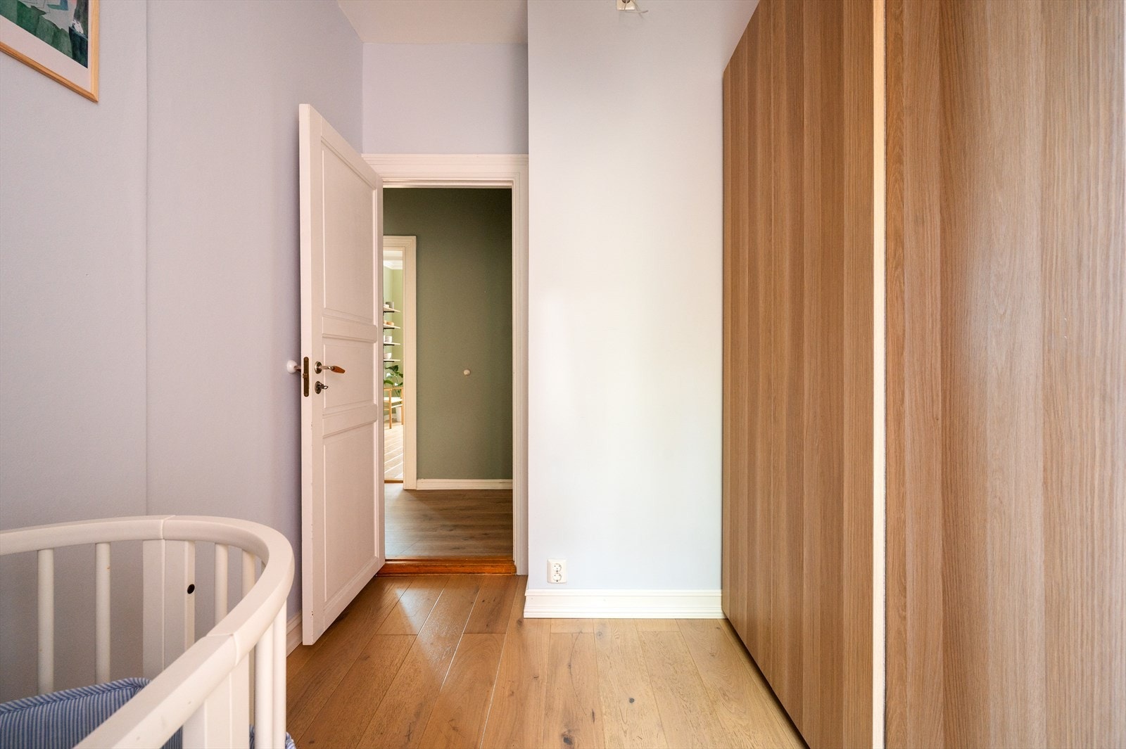 Her er det også en praktisk skyvedørsgarderobe som medfølger salget. Galleribilde