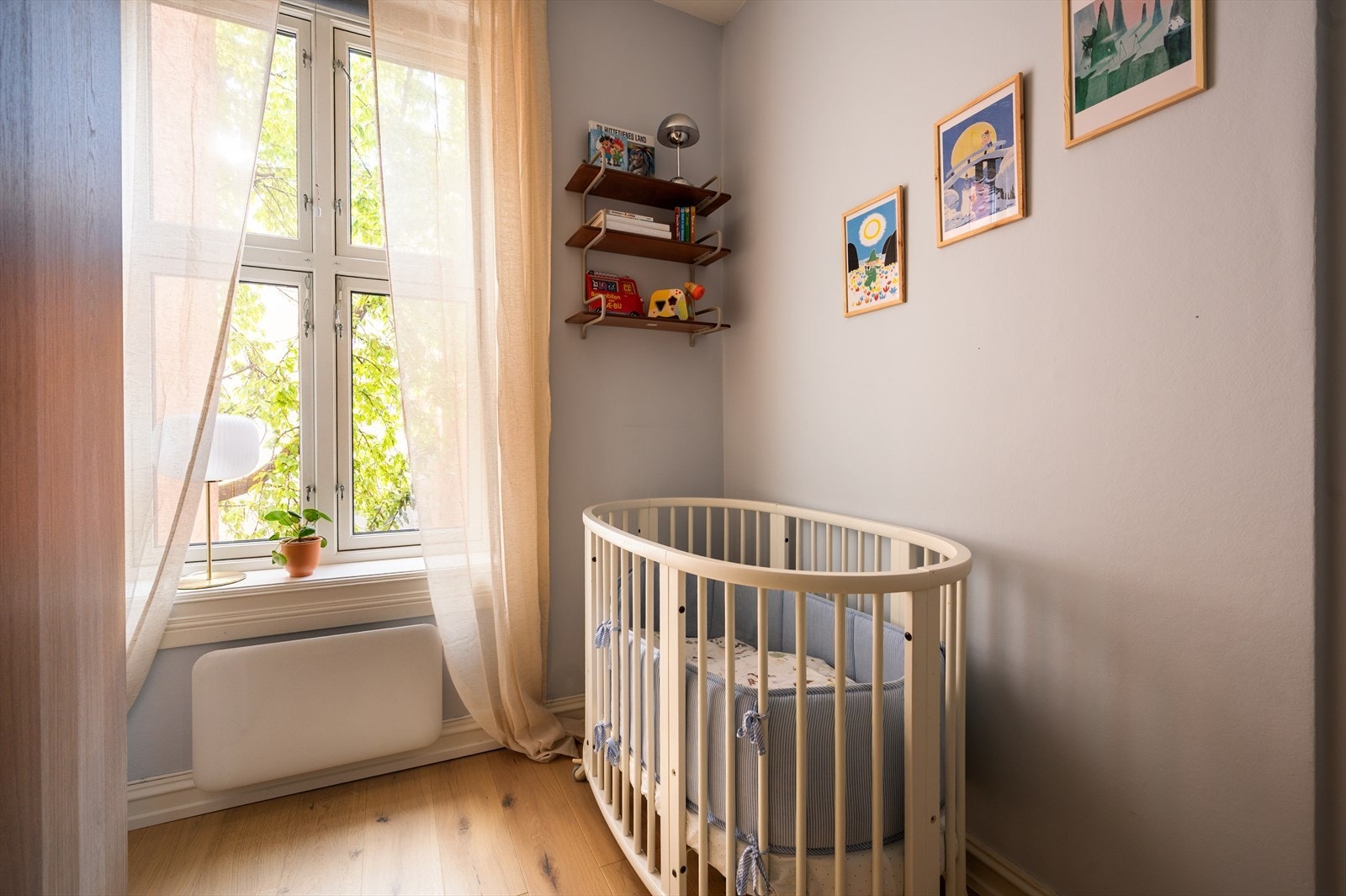 Rommet vender mot indre gårdsrom og har plass til seng og nattbord. Galleribilde