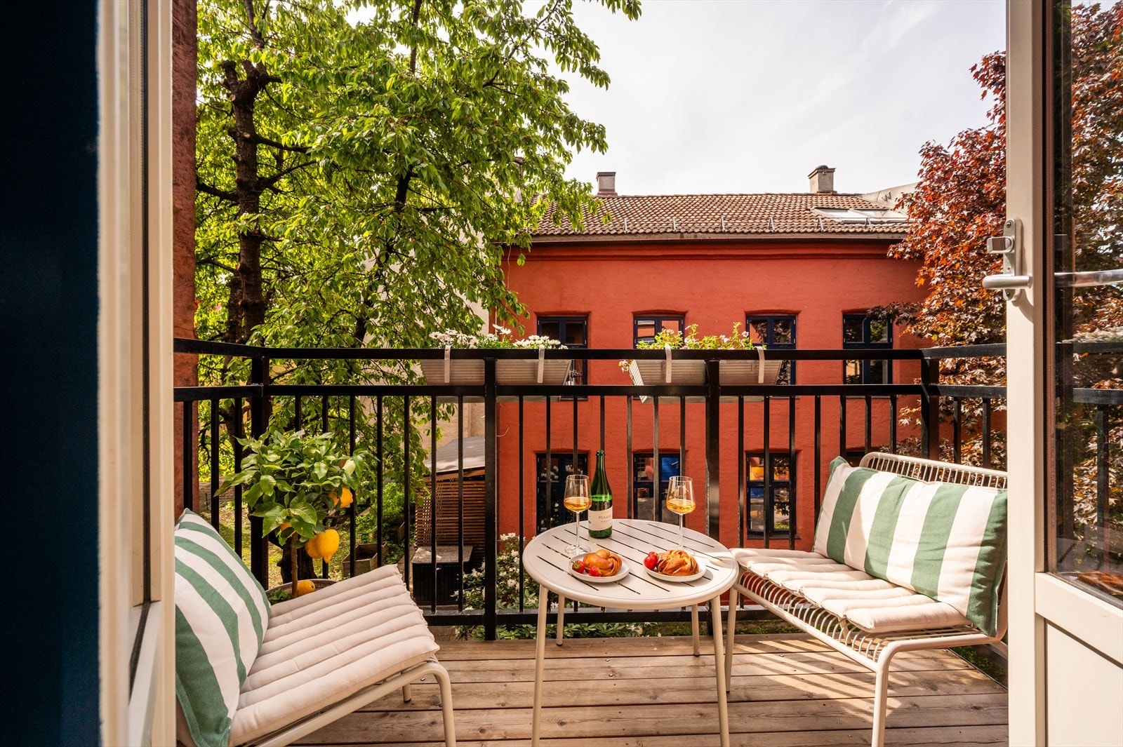 Her får du en romslig, gjennomgående og klassisk 3-roms midt på beste Grünerløkka. Galleribilde