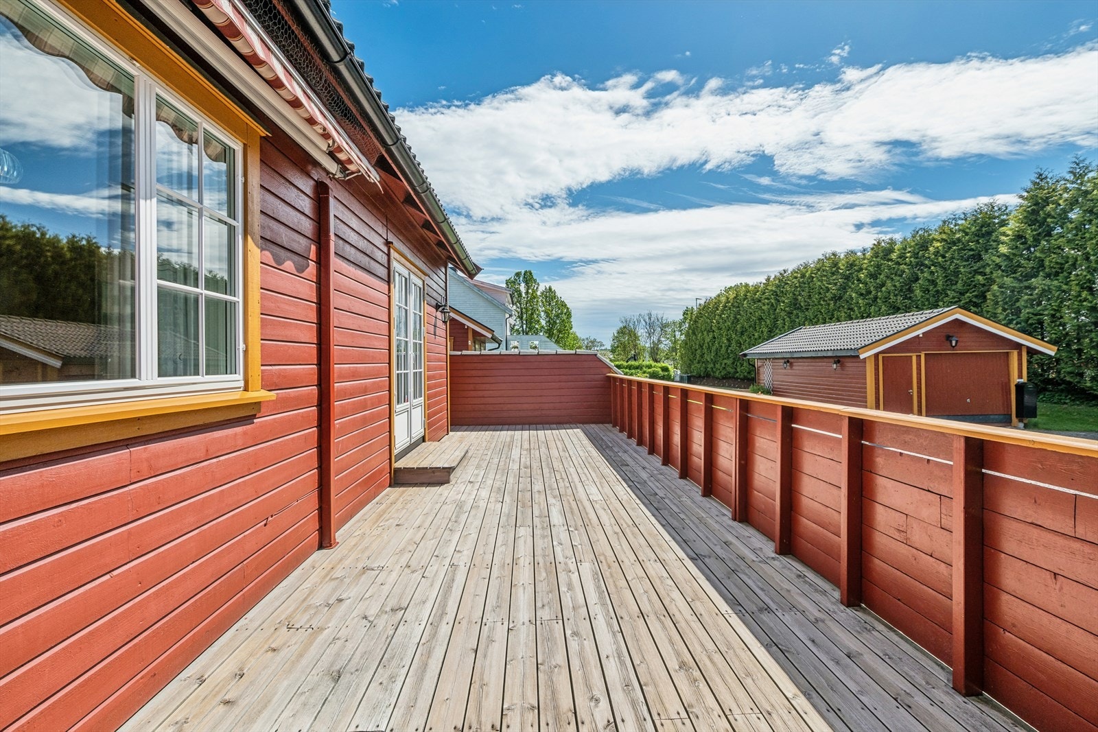 Boligen har større partier kledning fra 1998, takstein fra ca. 2006 og nyere vinduer med solskjerming. Galleribilde
