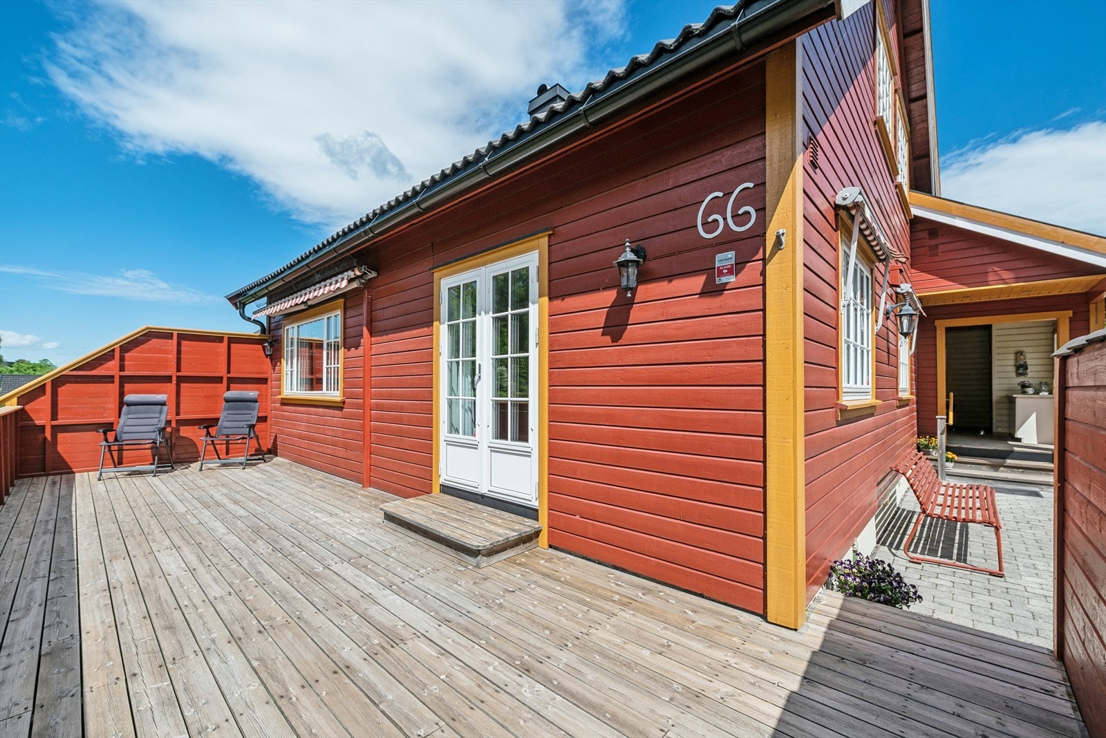 Fra stuen er det direkte utgang til en koselig og solrik terrasse med god plass til utemøbler. Galleribilde