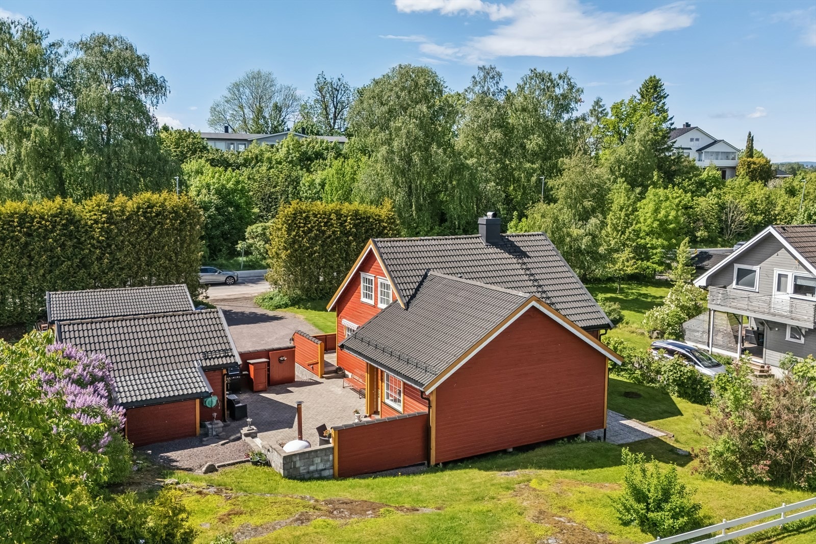 Koselig plenområde som strekker seg rundt store deler av boligen og gir fine oppholdssoner og gode muligheter for å nyte sommerdagene. Galleribilde