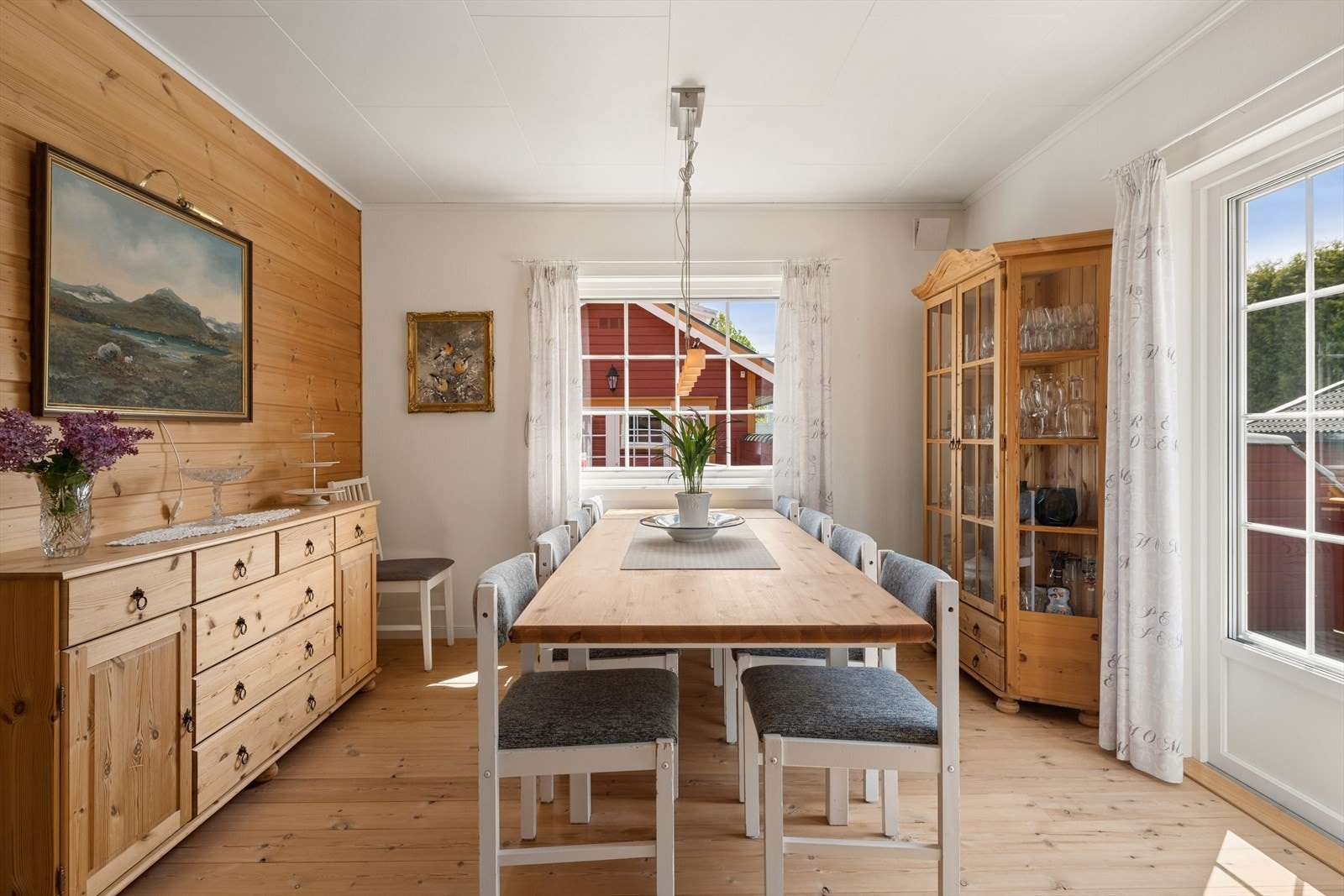 Rommet har en tiltalende utforming med gode møbleringsmuligheter og fremstår med fine farge- og materialvalg på vegger, tak og gulv. Galleribilde