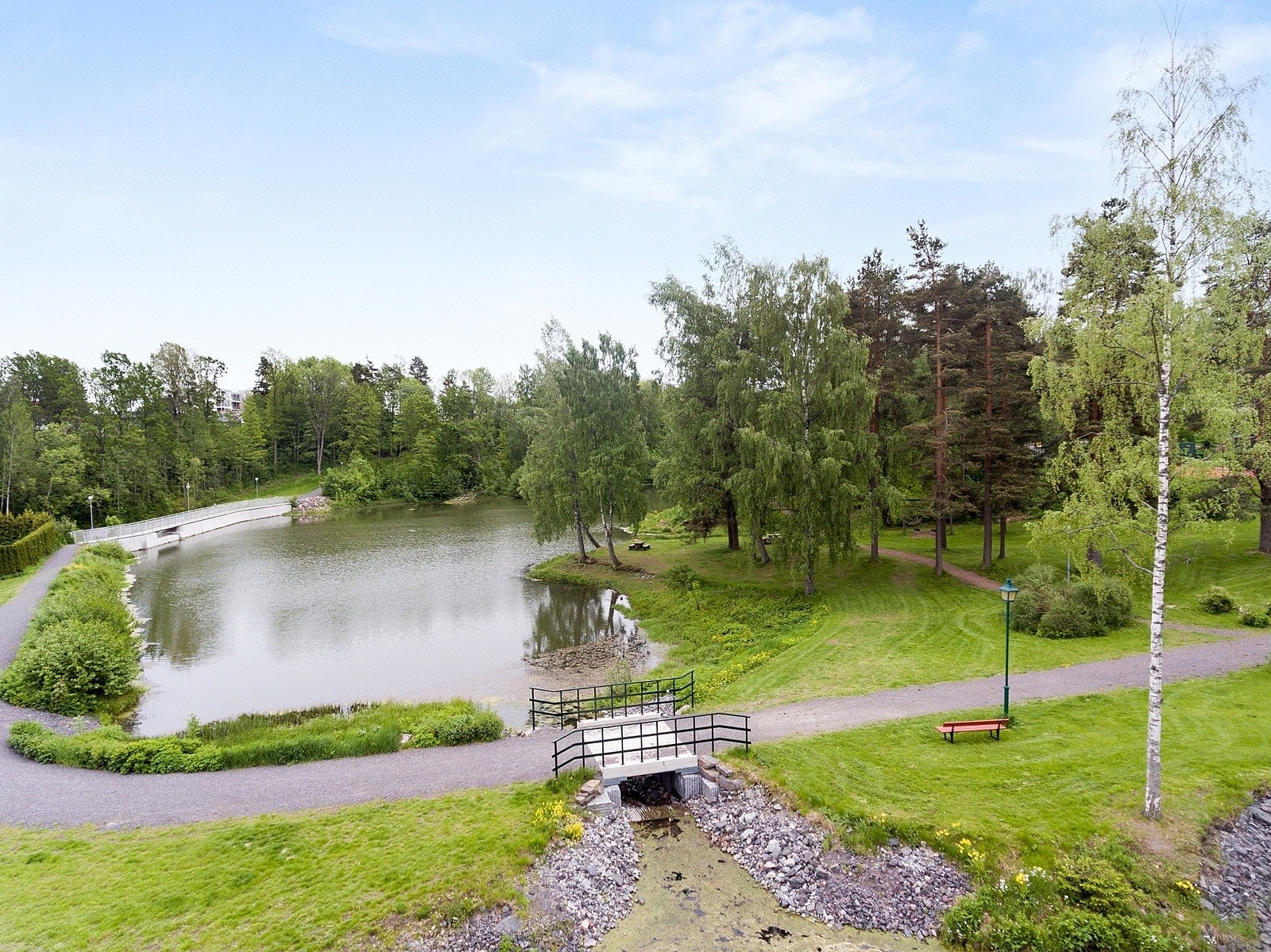 Bassengparken ligger i gangavstand fra eiendommen og byr på flotte rekreasjonsmuligheter med lysløype, idyllisk andedam, tennisbane og frisbeegolf. Galleribilde