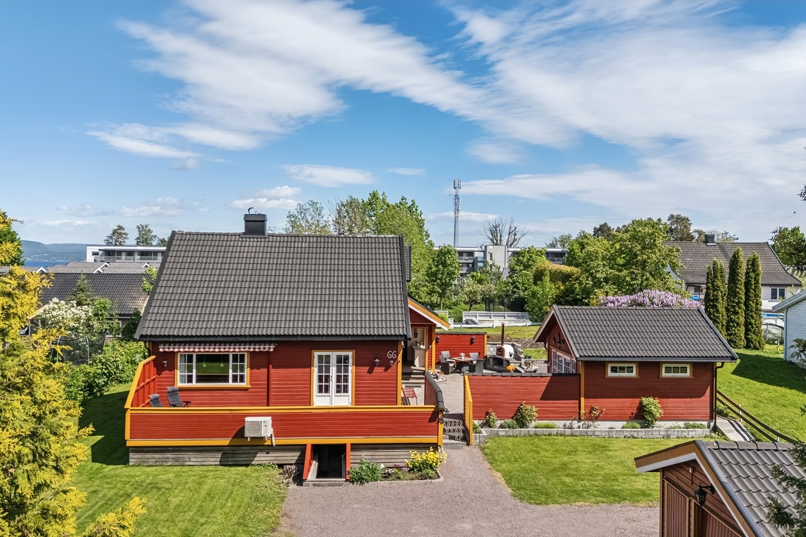 Hvittingfossveien 66 er en innholdsrik enebolig med fin standard, beliggende på en romslig og opparbeidet tomt i et etablert og populært boligområde. Galleribilde