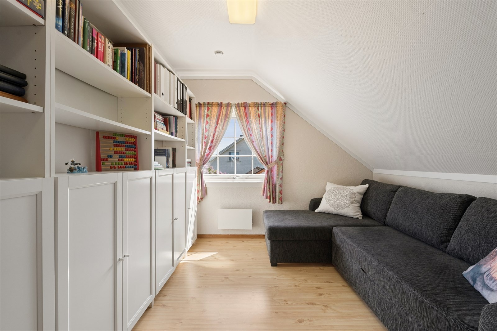 Rommet har fin plass til sofa og TV-møblement, og egner seg ypperlig som en egen sone for familie, gjester eller som et roligere oppholdsrom. Selger opplyser at loftstuen var opprinnelig et soverom og kan tilbakeføres til dette. Galleribilde