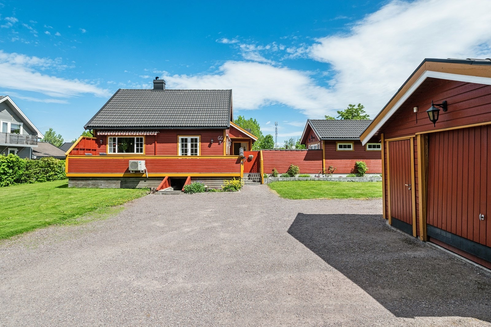 Tomten består av en romslig selveiertomt på ca. 1 167,10 m² som er pent opparbeidet. Det er i tillegg en stor gruset gårdsplass med god plass til parkering og snumuligheter, samt frittliggende garasje. Galleribilde